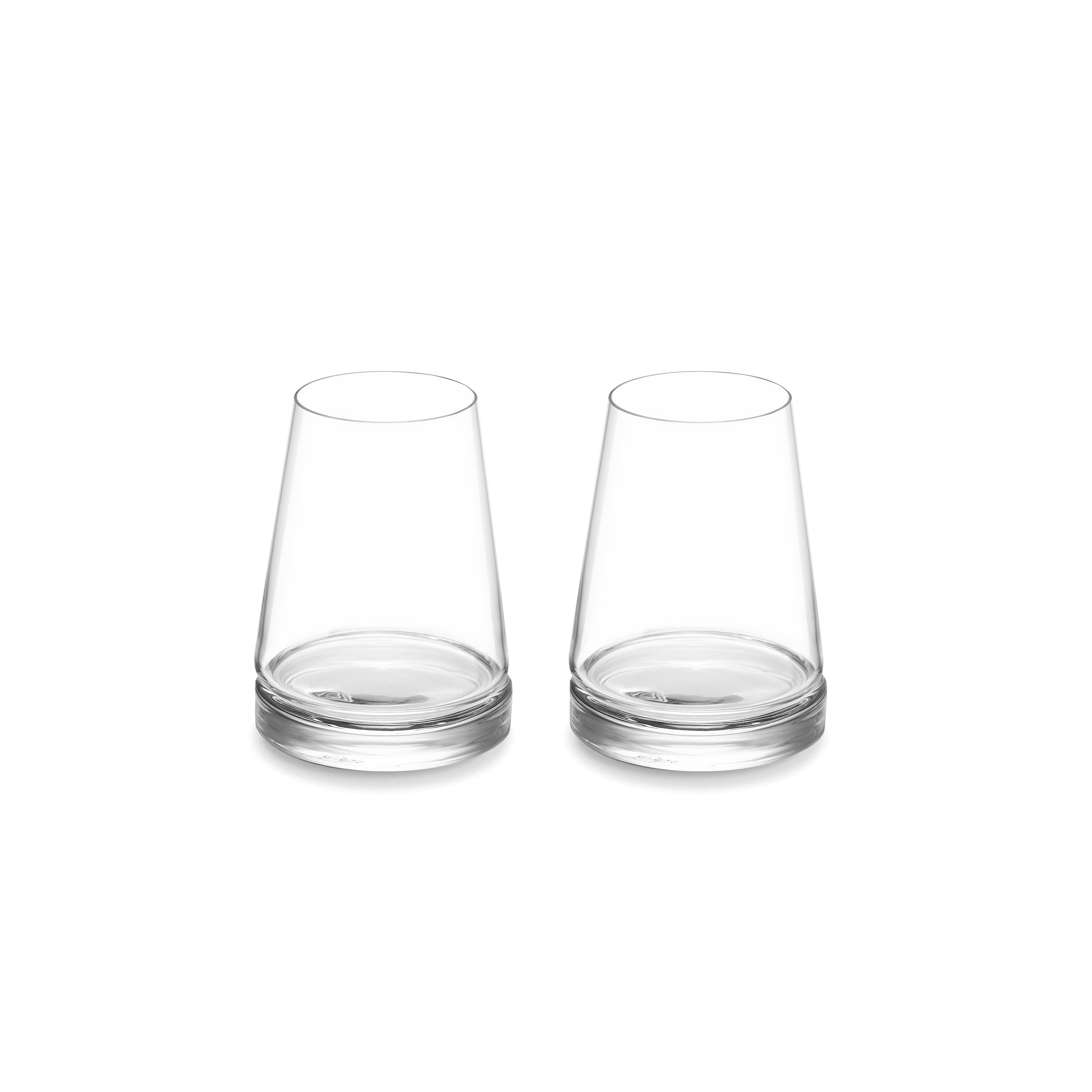 Deux verres coniques en verre transparent soufflé à la main, à fond épais, sont disposés côte à côte sur un fond blanc. Conçu par Lars Kemper et Peter Olah, l&