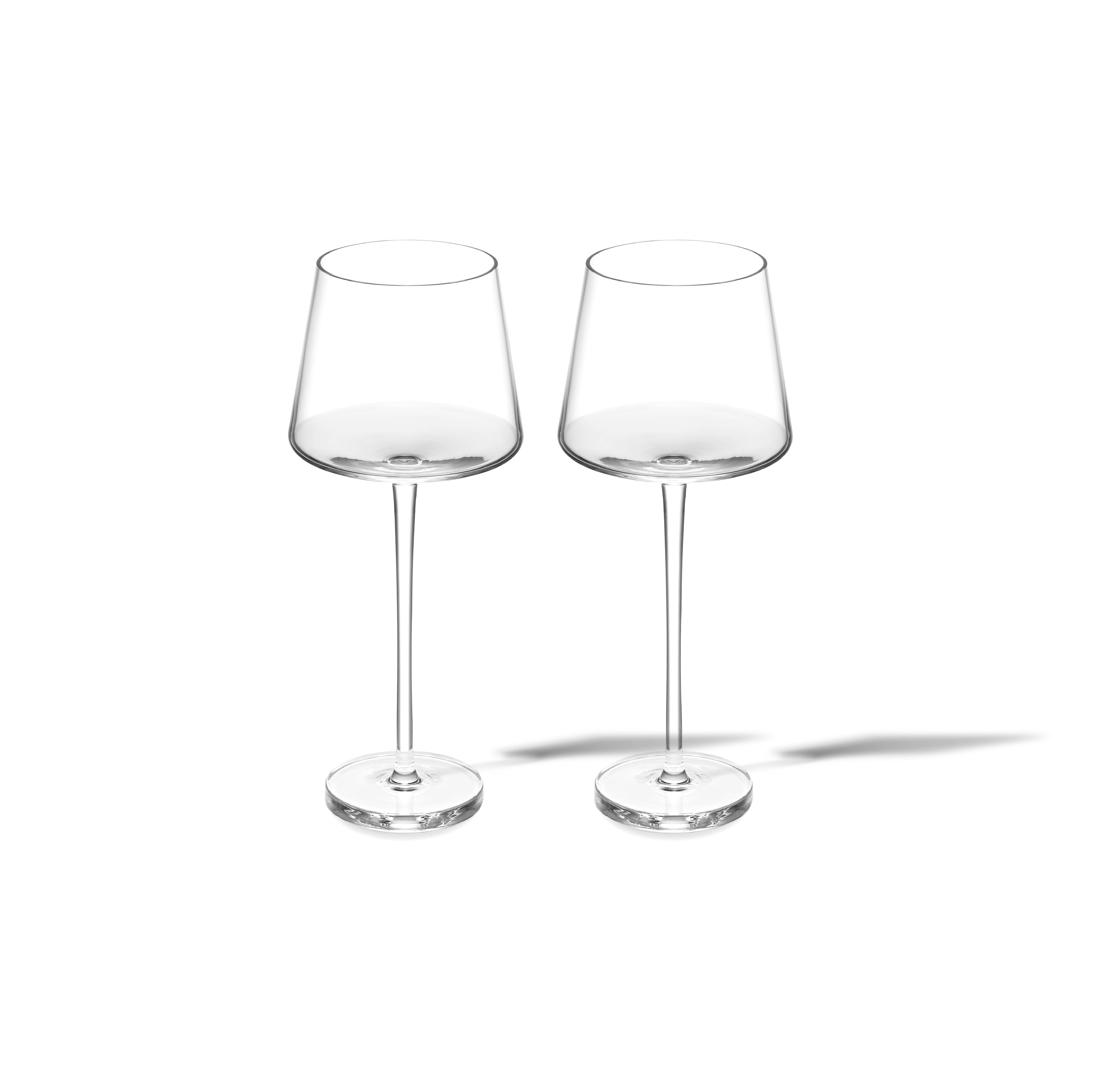 Deux verres à vin Lasvit Sommelier, faisant partie de la collection Ensemble de deux verres pour vin blanc, se dressent élégamment avec des tiges fines et des bols transparents sur un fond blanc, projetant des ombres douces.