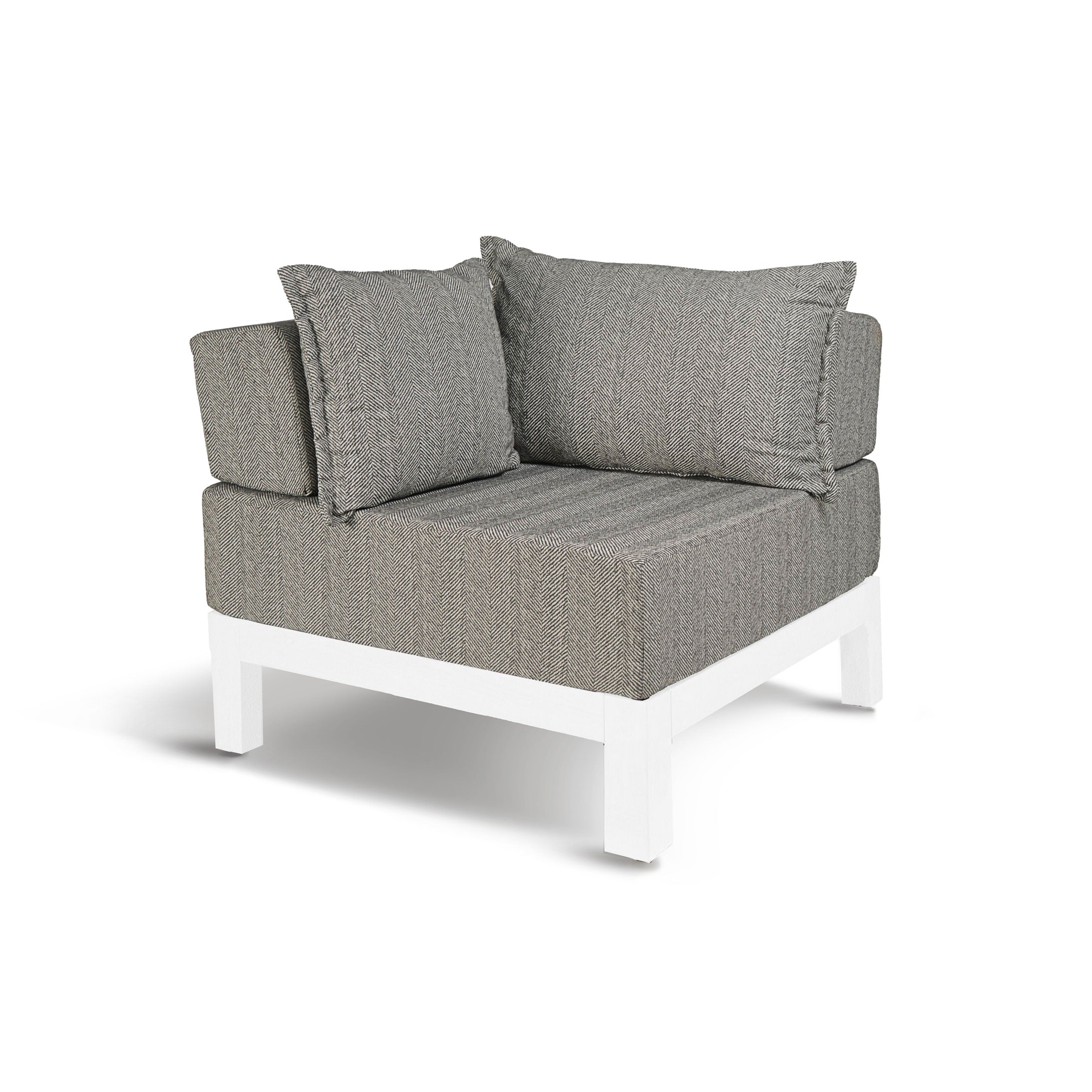 Le canapé dangle extérieur Vivere de Humble Nature présente un design minimaliste avec un cadre en aluminium blanc et des coussins gris graphite, dont deux coussins de dossier carrés. Les tissus toutes saisons et les propriétés hypoallergéniques assurent un confort tout au long de lannée.