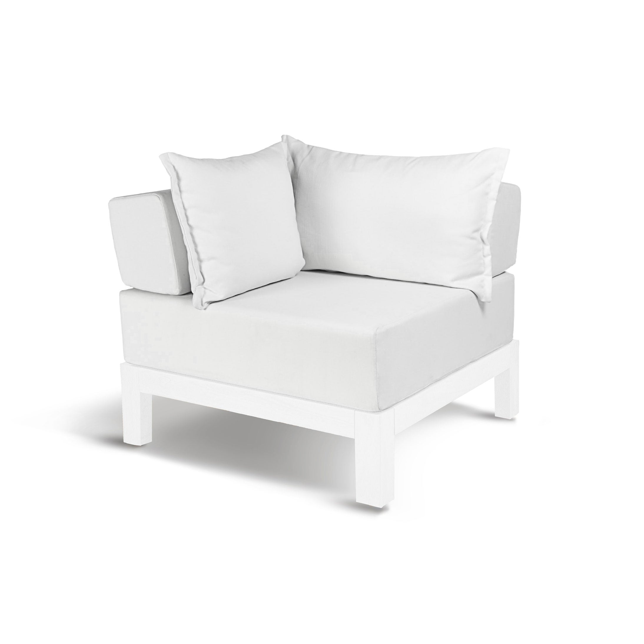 Le Vivere de Humble Nature est un canapé dangle minimaliste et moderne en aluminium blanc avec des coussins carrés moelleux sur un fond blanc uni, conçu avec une base solide et quatre pieds, fabriqué dans des matériaux haut de gamme pour le luxe.