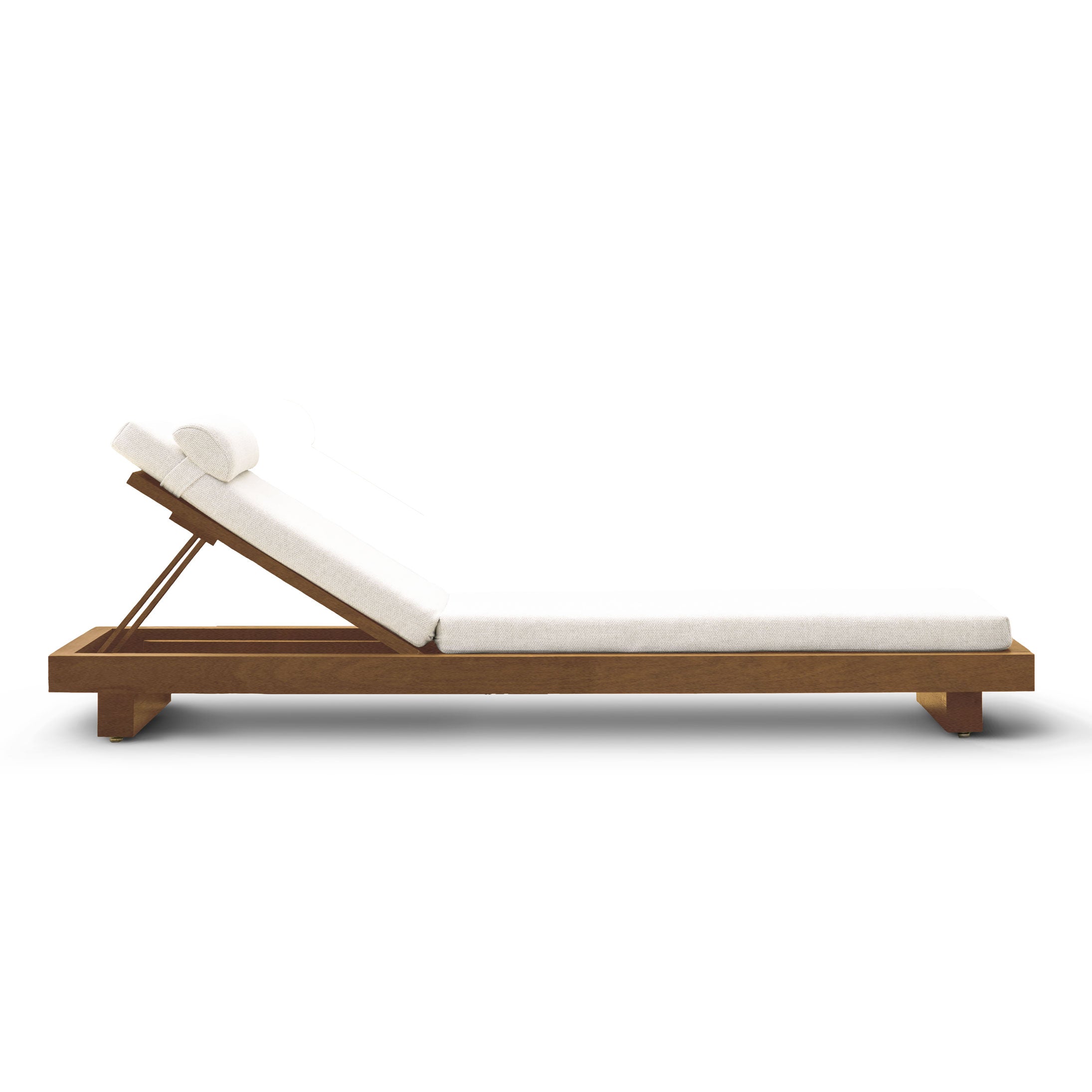 La Chaise Lounge | Les Ensembliers de Richard Ouellette et Maxime Vandal est dotée de coussins blancs et dun dossier surélevé ajustable. Son design minimaliste met en valeur des lignes épurées et une finition en bois naturel, sur fond blanc uni.