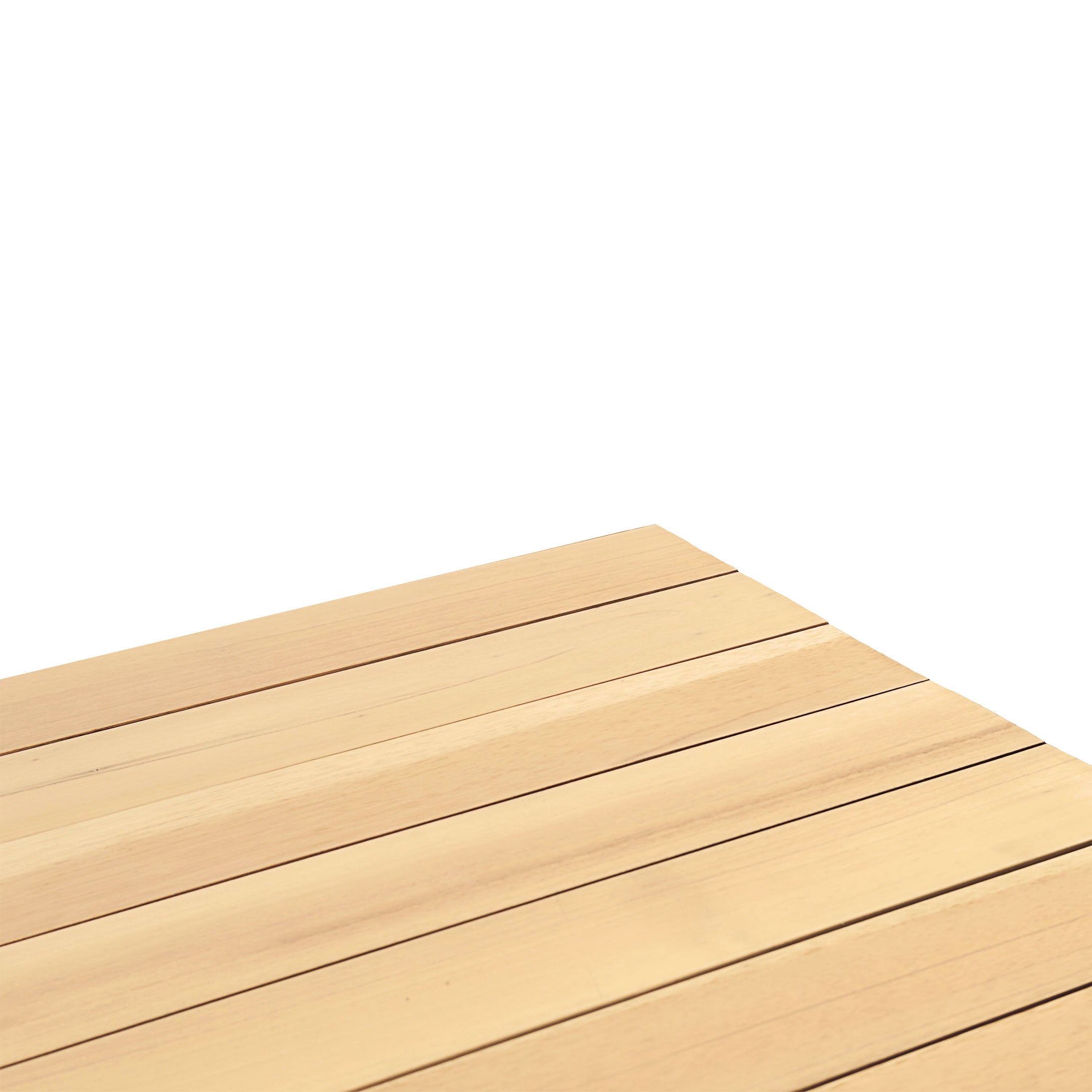 La vue dangle de la table extérieure Vivere 132 de Humble Nature présente une surface en lattes de bois avec une finition naturelle claire, incarnant les principes écoresponsables, sur un fond blanc.