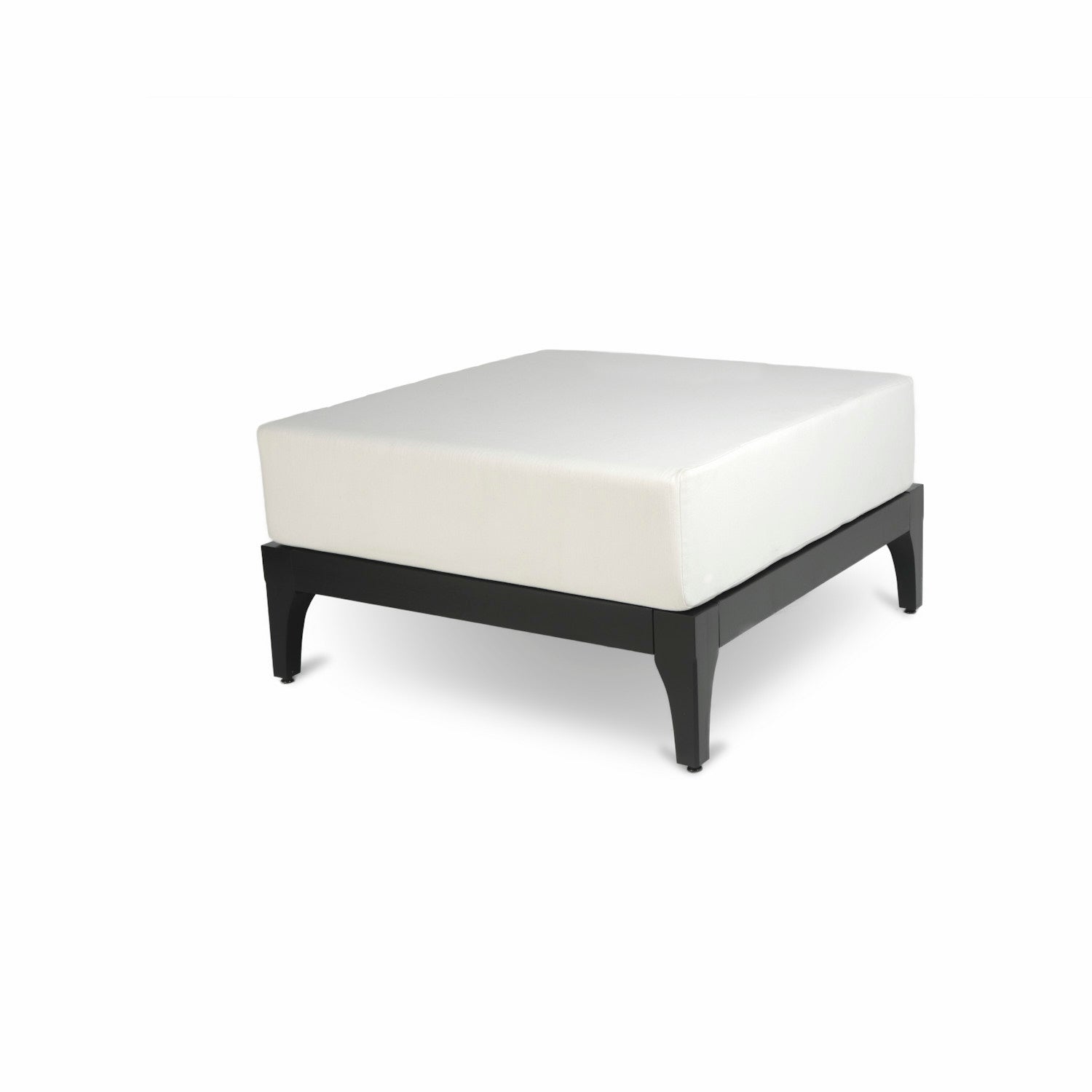 Le pouf extérieur en bois noir Vivere BLANC de Humble Nature est une pièce moderne et minimaliste avec un dessus rembourré blanc en tissu de haute qualité, soutenu par des pieds en bois noir élégants et posé sur un fond blanc uni.