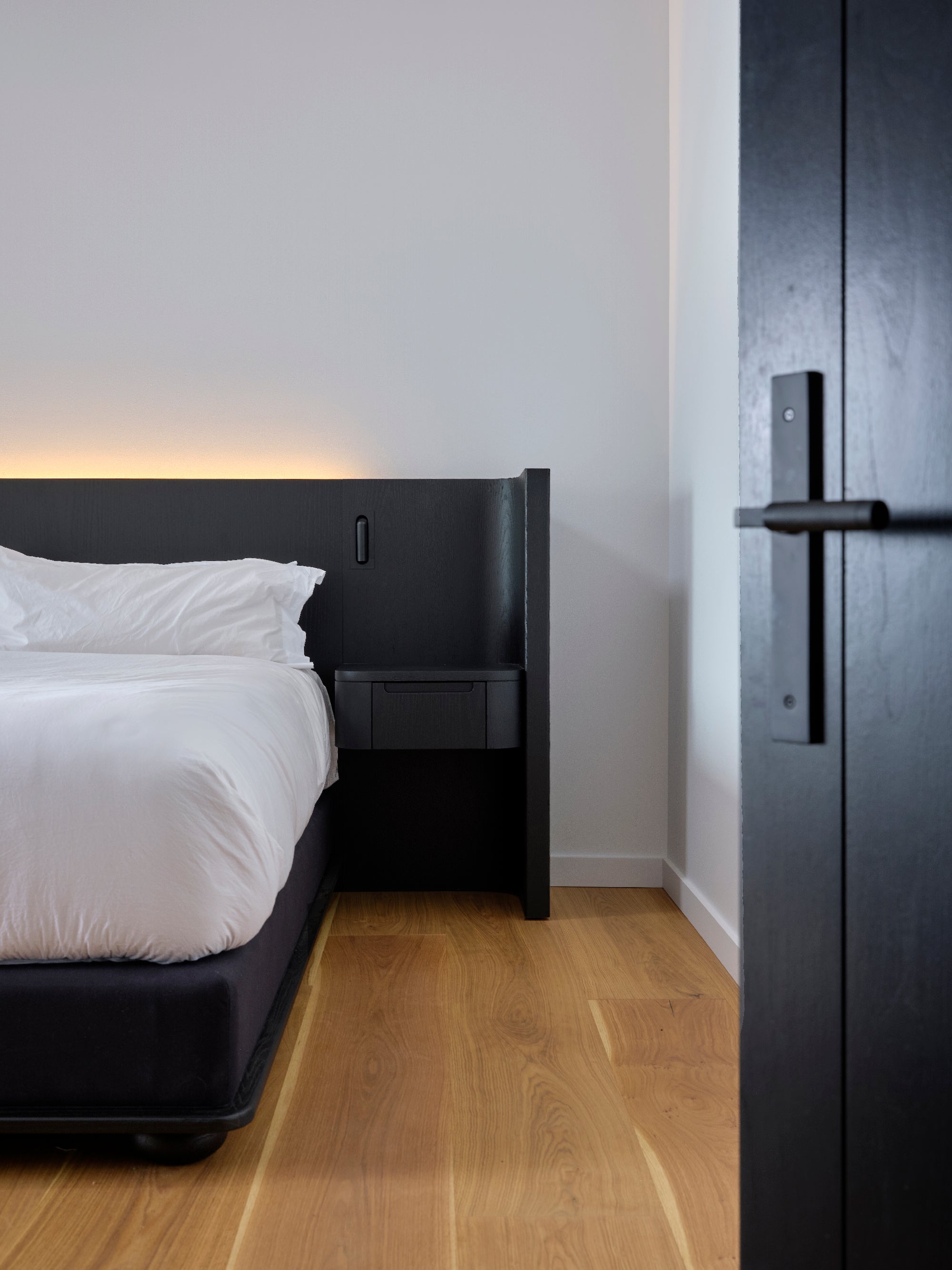 Une chambre minimaliste illustre une esthétique épurée avec le Lit Essence avec tables de nuit | Onyx de Humble Nature Design. Il est doté d&