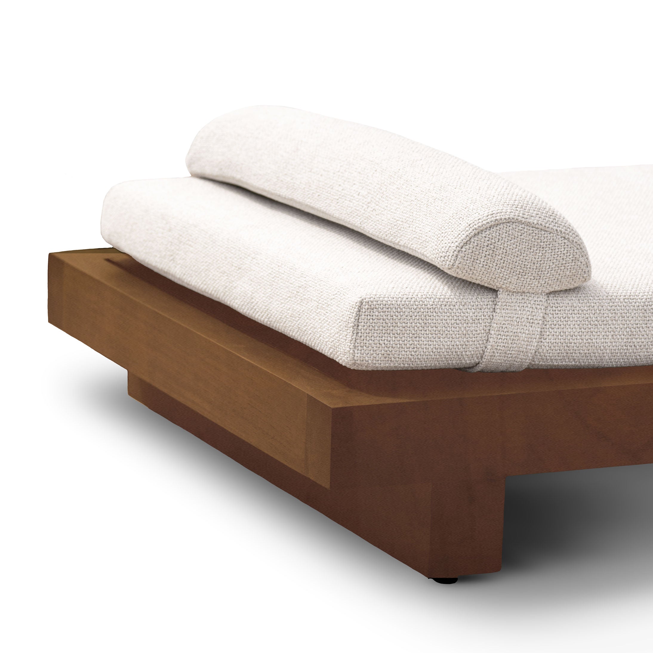 La Chaise Lounge | Les Ensembliers de Richard Ouellette et Maxime Vandal présente un design minimaliste en bois avec un matelas blanc rembourré et un oreiller cylindrique attaché. Cette pièce moderne reflète lélégance de Humble Nature, rappelant les « lits de jour » traditionnels, dans les détails de la vue latérale.