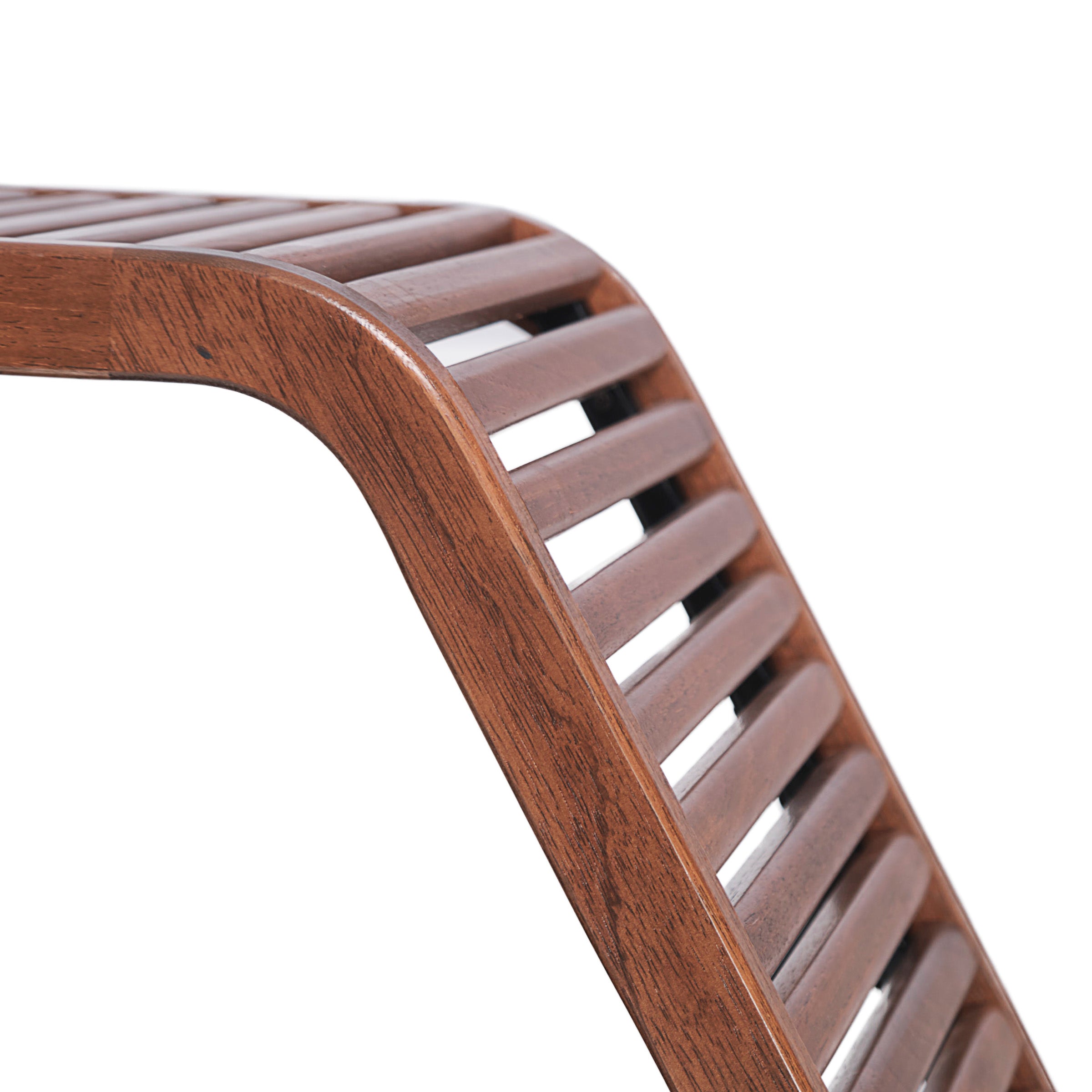 Gros plan de la Table à café Horizon de Humble Nature, dotée dun design à lattes courbées en bois écoresponsable. La finition lisse et les lattes forment des lignes parallèles qui mettent en valeur le grain naturel et la riche couleur de ce matériau de qualité supérieure.