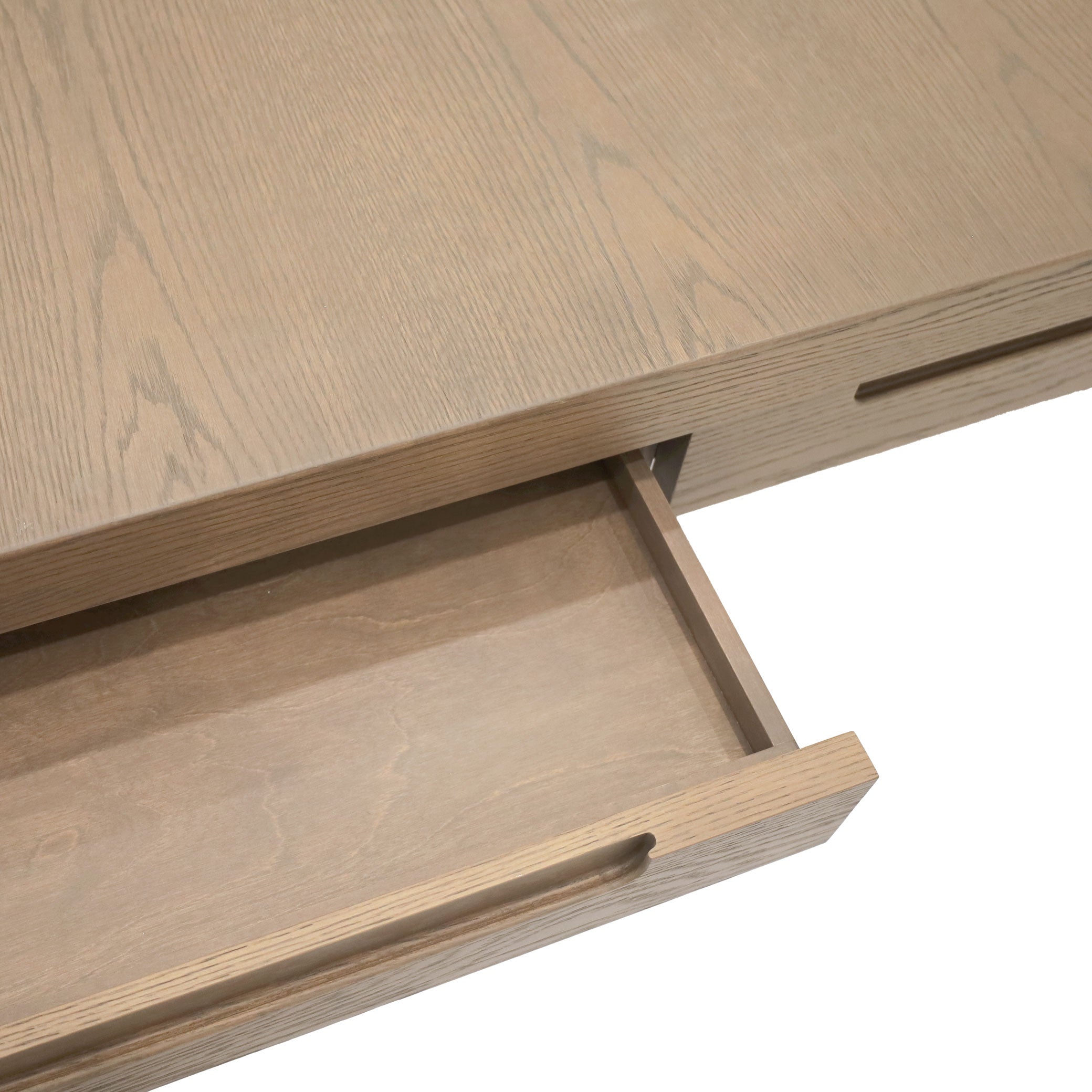 Un gros plan de la Table de travail Essence │ AUTHENTIK de Humble Nature met en valeur son tiroir ouvert et vide, son riche grain de bois massif de chêne rouge et son design moderne et élégant.