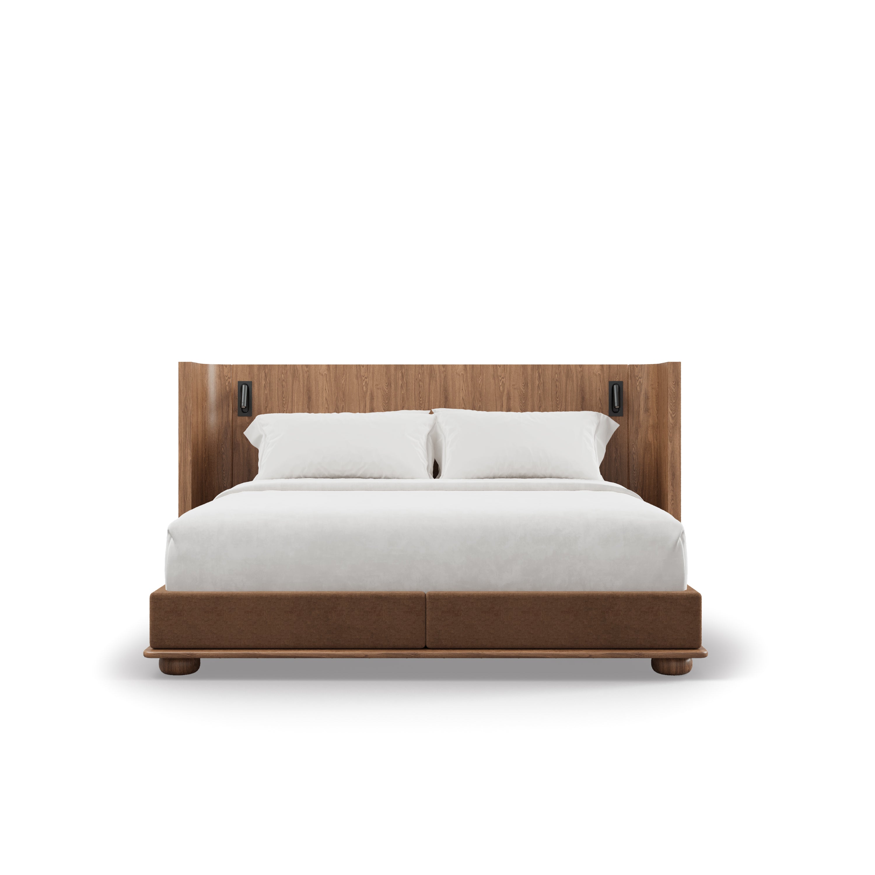 The Lit Essence | Saddle de Humble Nature Design présente une tête de lit en bois massif de chêne rouge, deux lampes de lecture, une literie blanche et une base marron, le tout photographié sur un fond blanc uni.