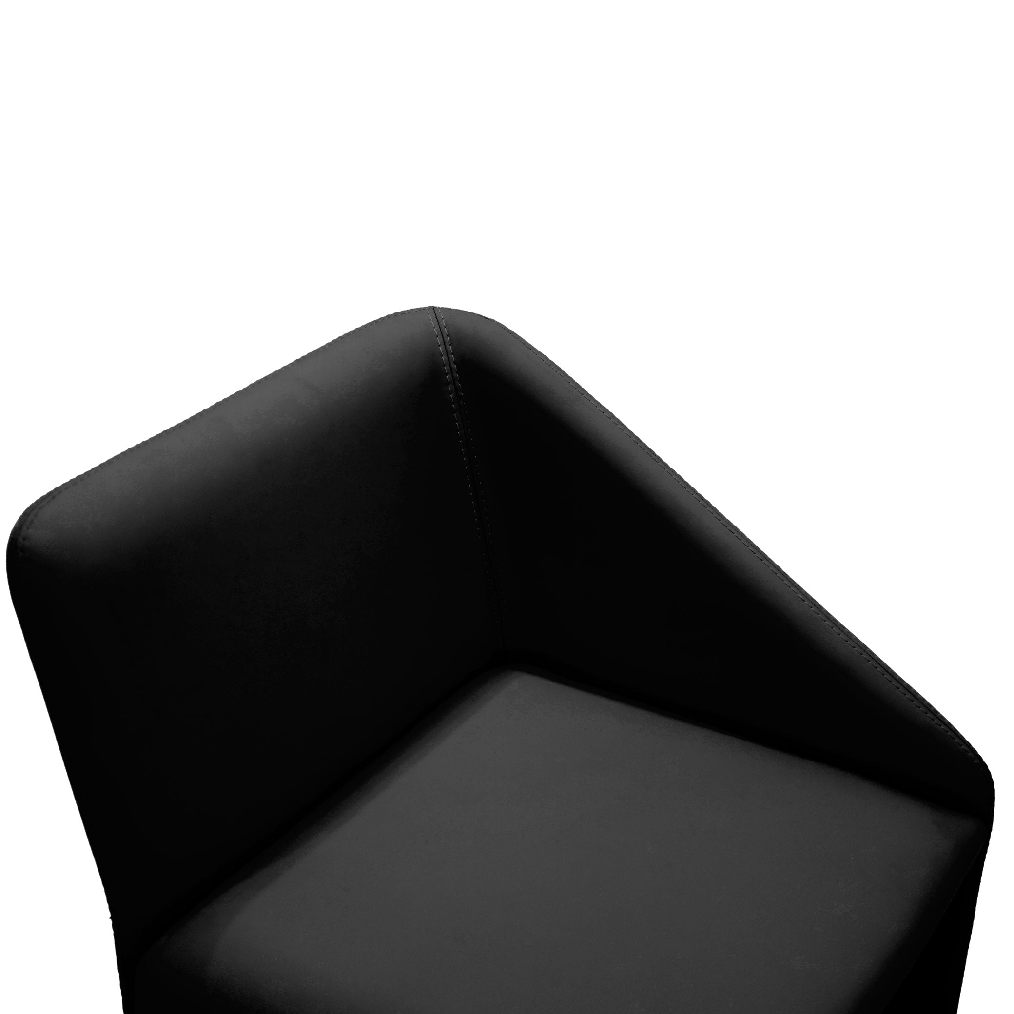 La chaise de salle à dîner moderne en cuir Essence │ ONYX de Humble Nature Design, conçue par Roberta Banqueri, en noir élégant avec un design angulaire doté dun dossier légèrement incliné et dun revêtement en cuir naturel lisse, sur un fond blanc uni.
