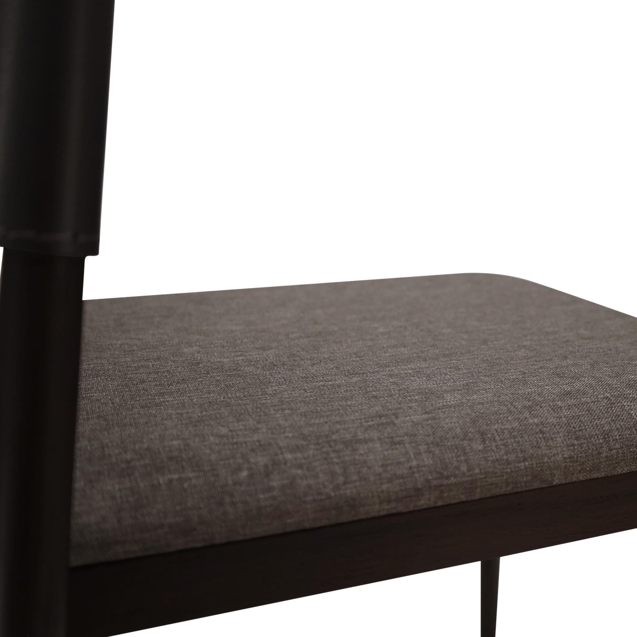 Gros plan de la Chaise de salle à dîner Suite de Humble Nature, avec revêtement en tissu gris et structure en bois foncé. La simplicité du design met en valeur la texture du tissu, les bords du dossier de la chaise étant visibles sur un fond blanc uni.