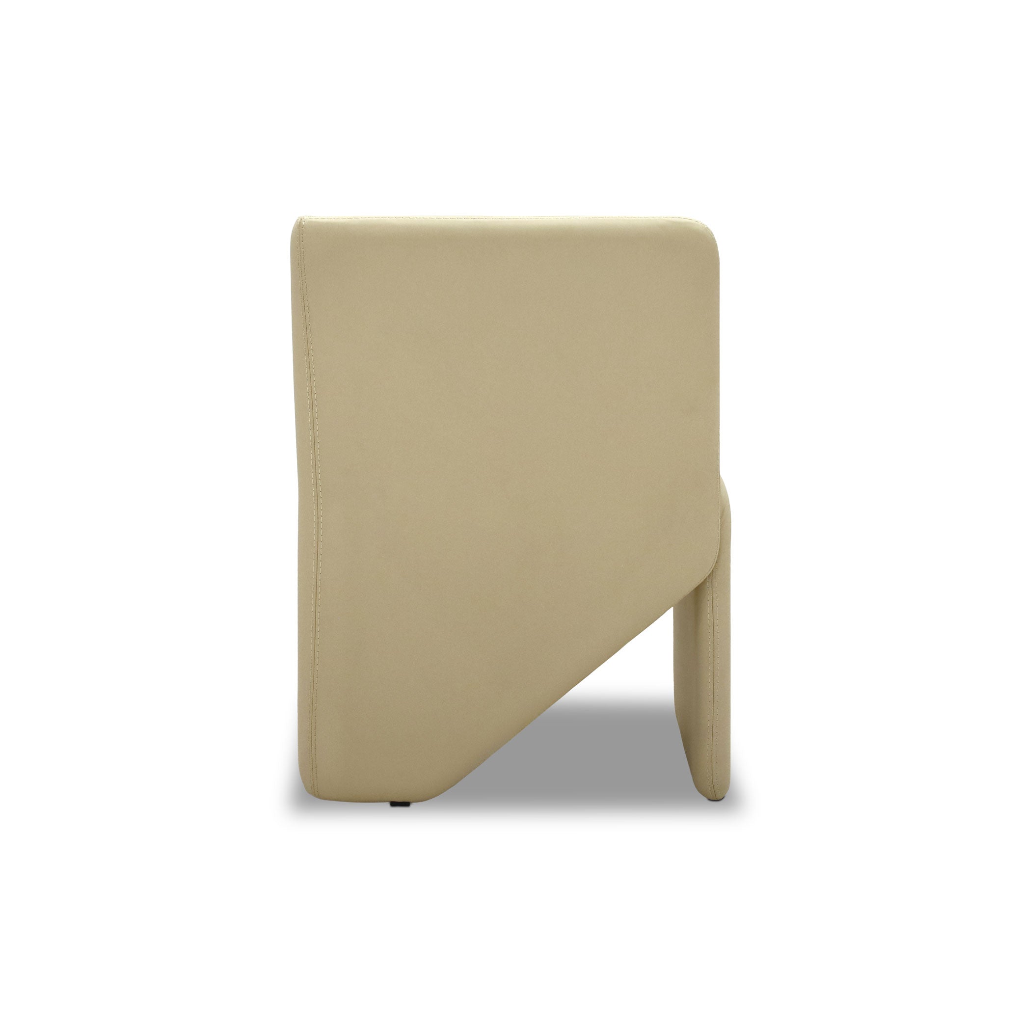 Vue latérale dune chaise moderne beige rembourrée au design géométrique et aux bords doux, fabriquée par Roberta Banqueri. Cette élégante chaise de salle à dîner en cuir Essence │ VANILLA de Humble Nature est recouverte de cuir naturel et parfaitement positionnée sur un fond blanc.