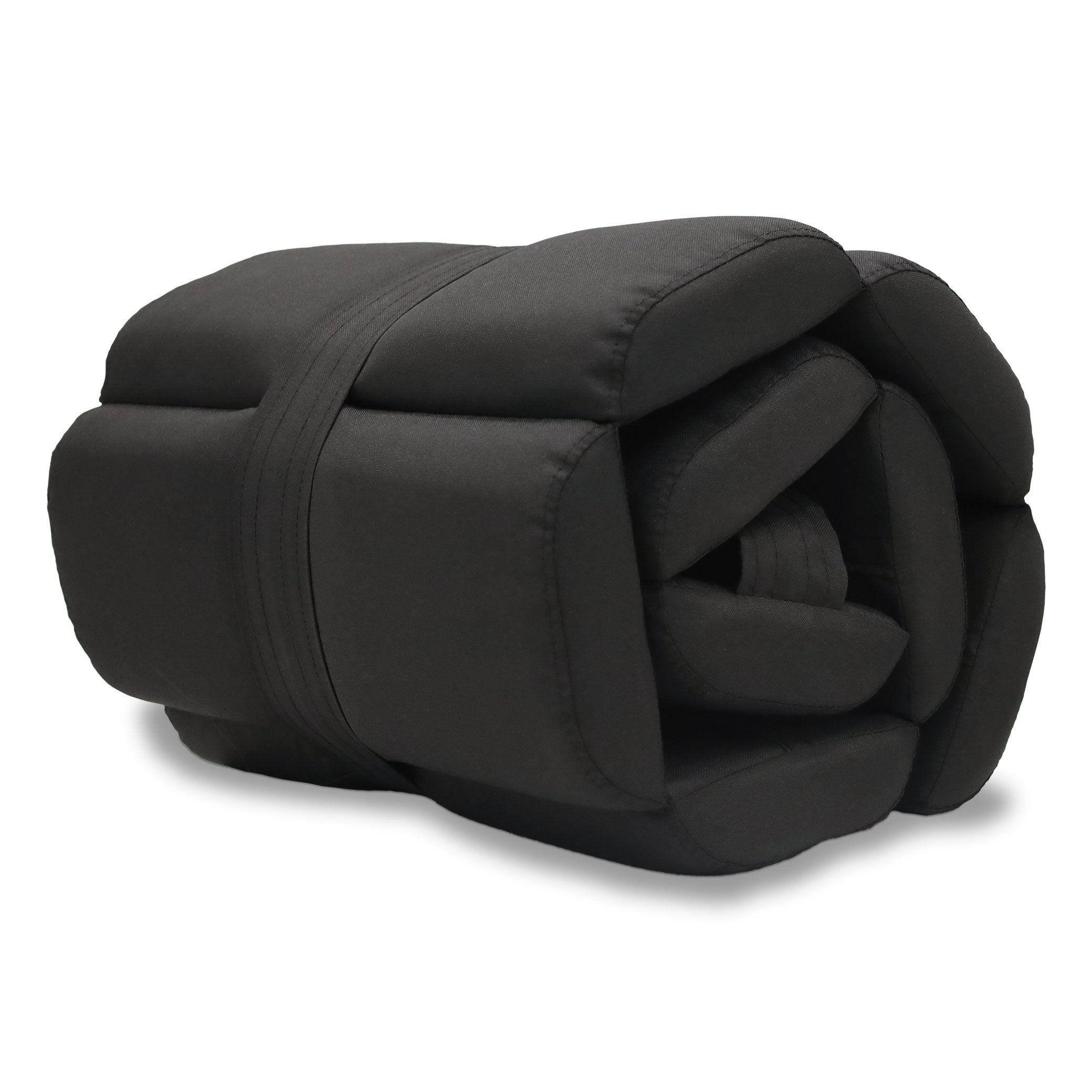 Un Coussin EXOCET noir soigneusement plié par Humble Nature, fixé avec une sangle assortie, ressemble à un tapis roulé - parfait pour être associé à votre chaise Exocet afin d&