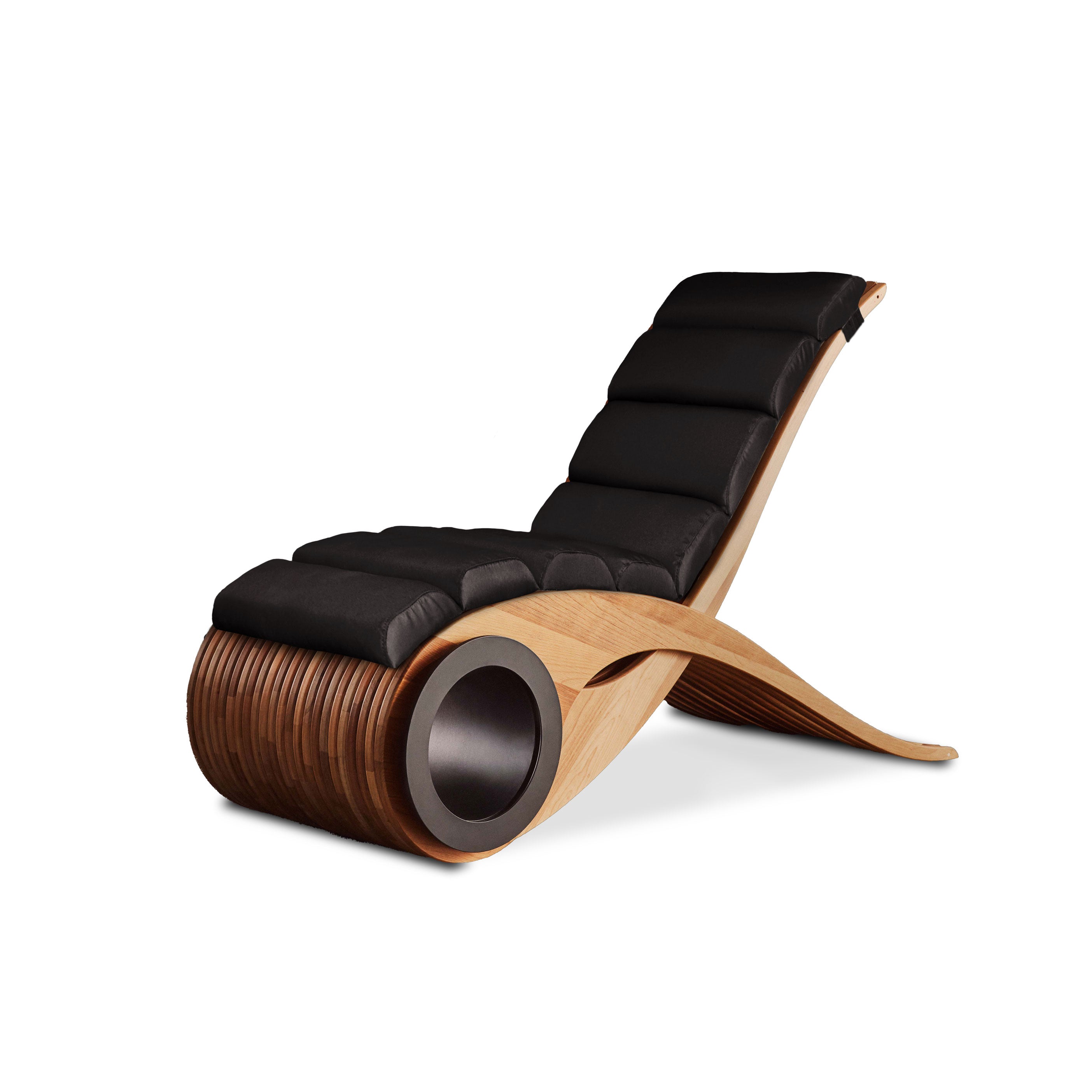 Le Coussin EXOCET de Humble Nature est une chaise longue moderne avec un cadre en bois incurvé, des coussins noirs et une base circulaire distinctive, présentée sur un fond blanc.