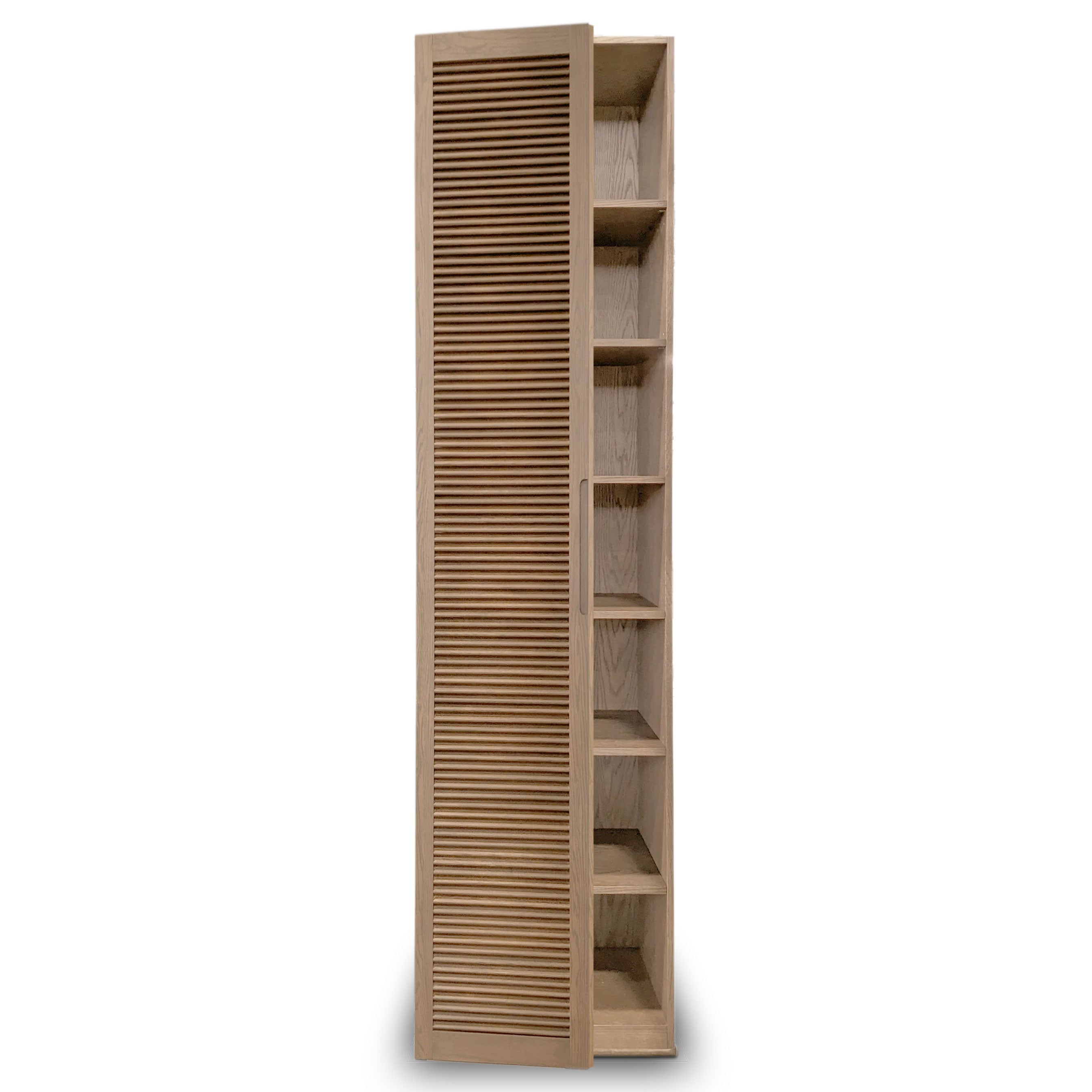 Larmoire simple fini authentik | porte persienne de Humble Nature est une armoire haute et étroite en bois avec une porte à lattes à gauche et cinq étagères ouvertes à droite. Sa finition en bois naturel met en valeur son design minimaliste, mettant en valeur lartisanat élégant et la fonctionnalité.