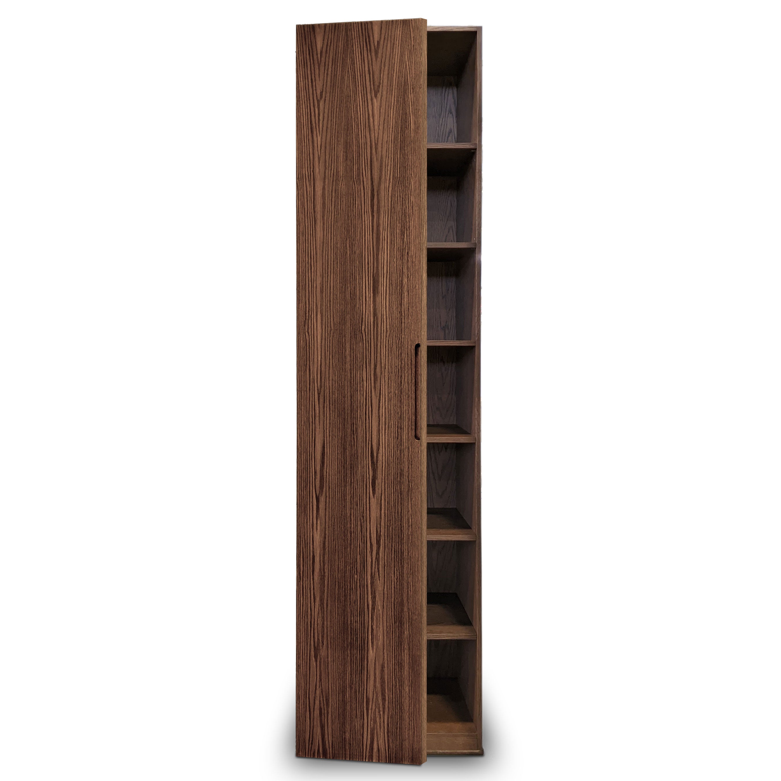 Larmoire Humble Nature simple fini pecan | porte pleine est une armoire haute et étroite en bois dotée de cinq étagères intérieures et dune poignée fine. Elle présente une finition en grain de bois naturel en placage de chêne rouge, parfaite pour mettre en valeur les objets précieux.