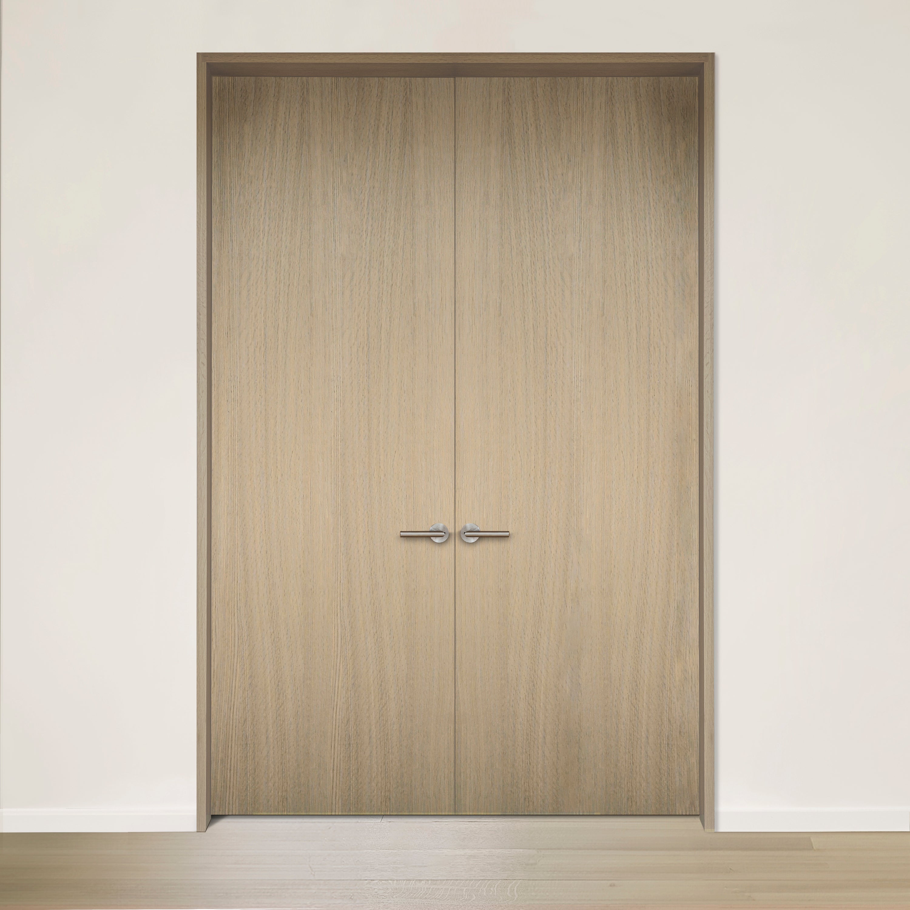 La Porte double Pure en chêne rouge placage brossé faux quartier Authentik de Bourassa Bosquet Bachand est dotée de poignées argentées élégantes et d&