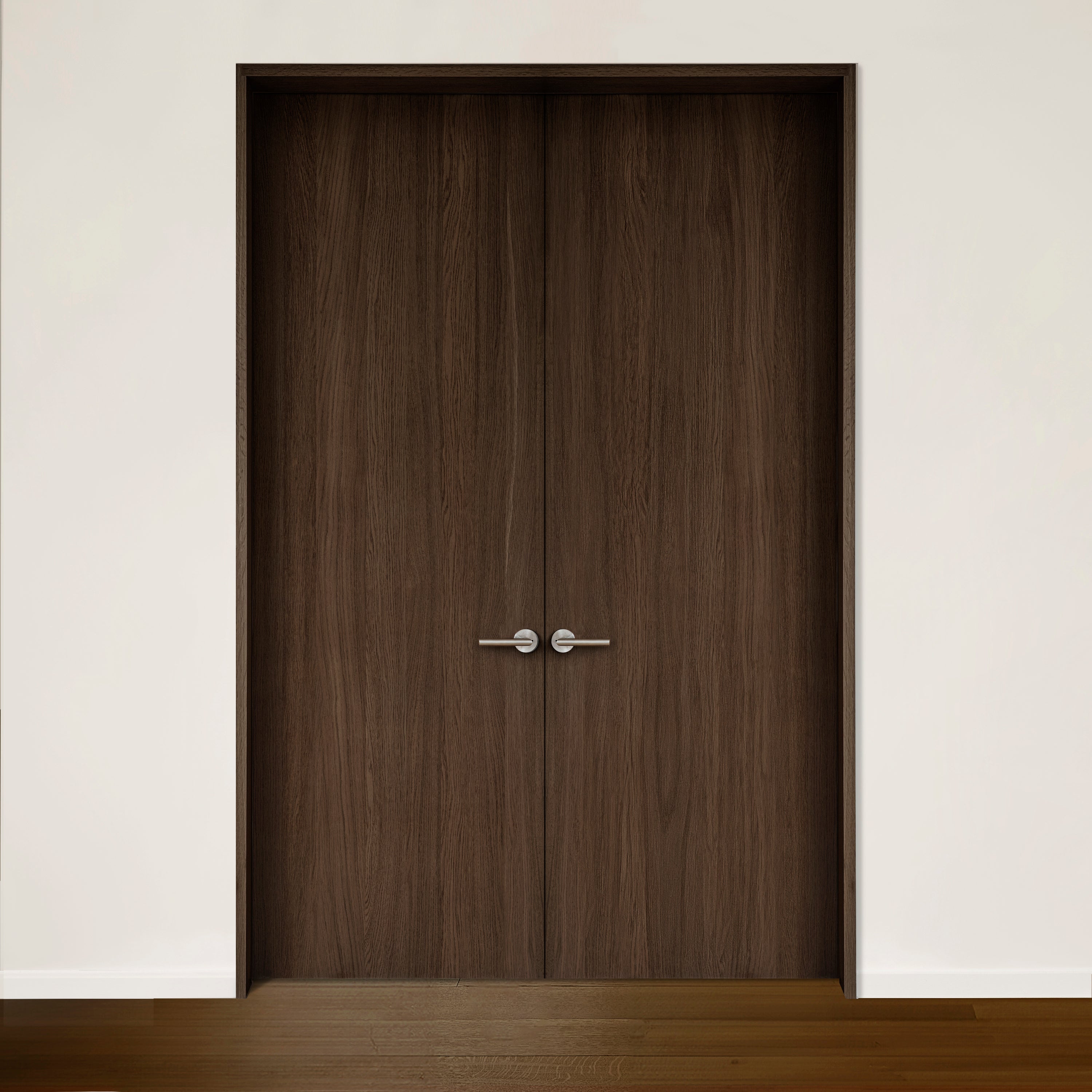 Le Bourassa Bosquet Bachand Porte double Pure en chêne rouge placage brossé faux quartier Pecan, avec des poignées argentées, placé dans un mur blanc et un plancher en bois brun, met en évidence l&