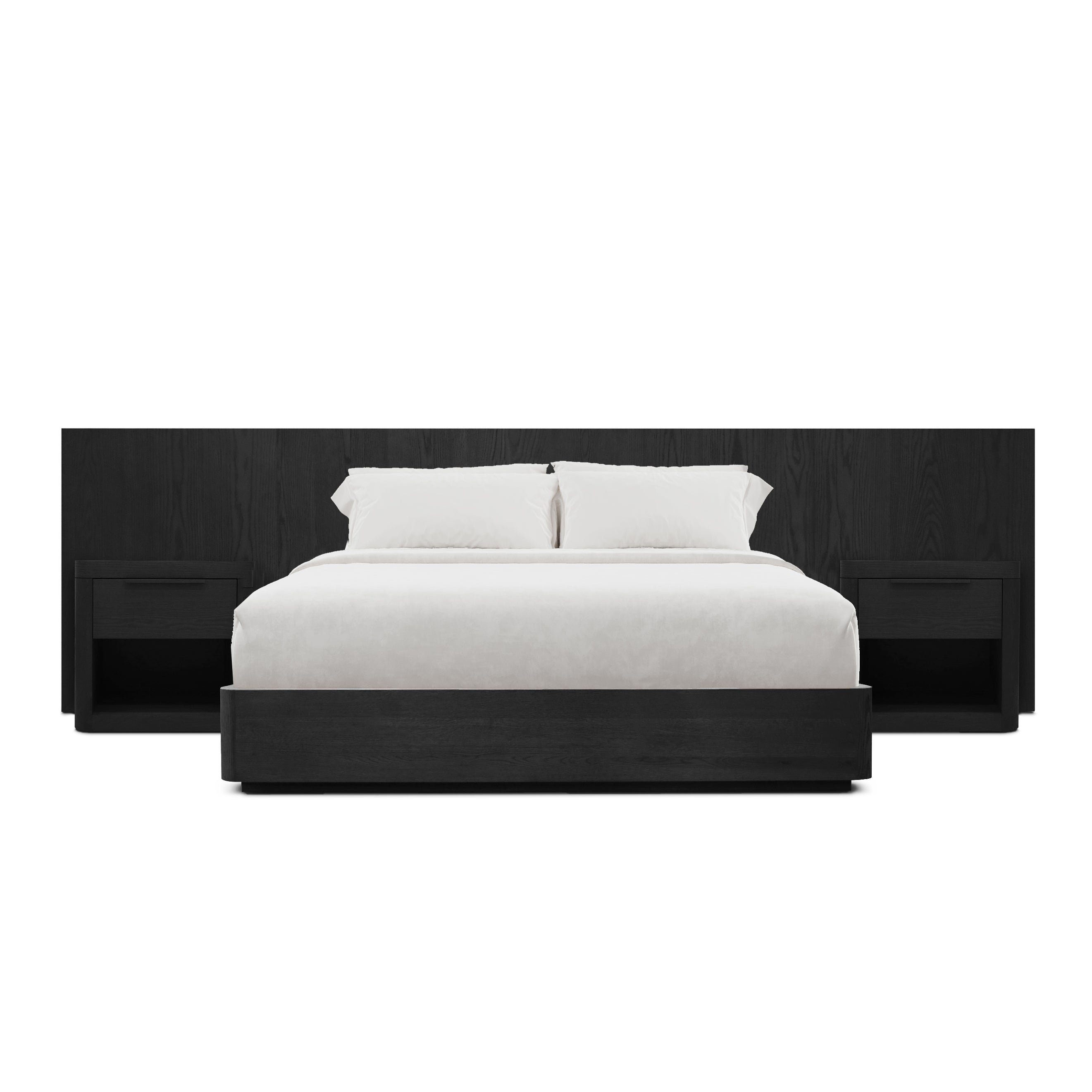 Le LIT ORIGIN AVEC TABLES DE NUIT Origin | ONYX de Humble Nature présente un élégant lit plateforme noir avec une tête de lit haute, une literie blanche impeccable et des tables de nuit noires assorties, le tout sur un fond blanc minimaliste pour un style raffiné.