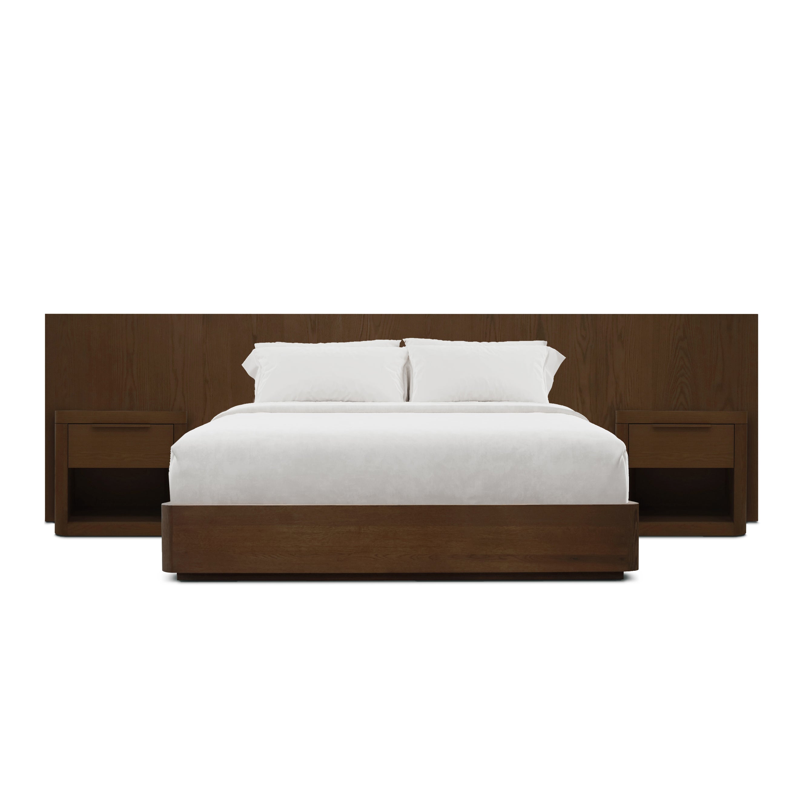 Le Humble Nature LIT AVEC TABLES DE NUIT Origin | PECAN présente un lit moderne en bois de couleur pacane avec une couette et des oreillers blancs, des tables de nuit assorties et une tête de lit en bois pour une esthétique raffinée sur fond blanc.