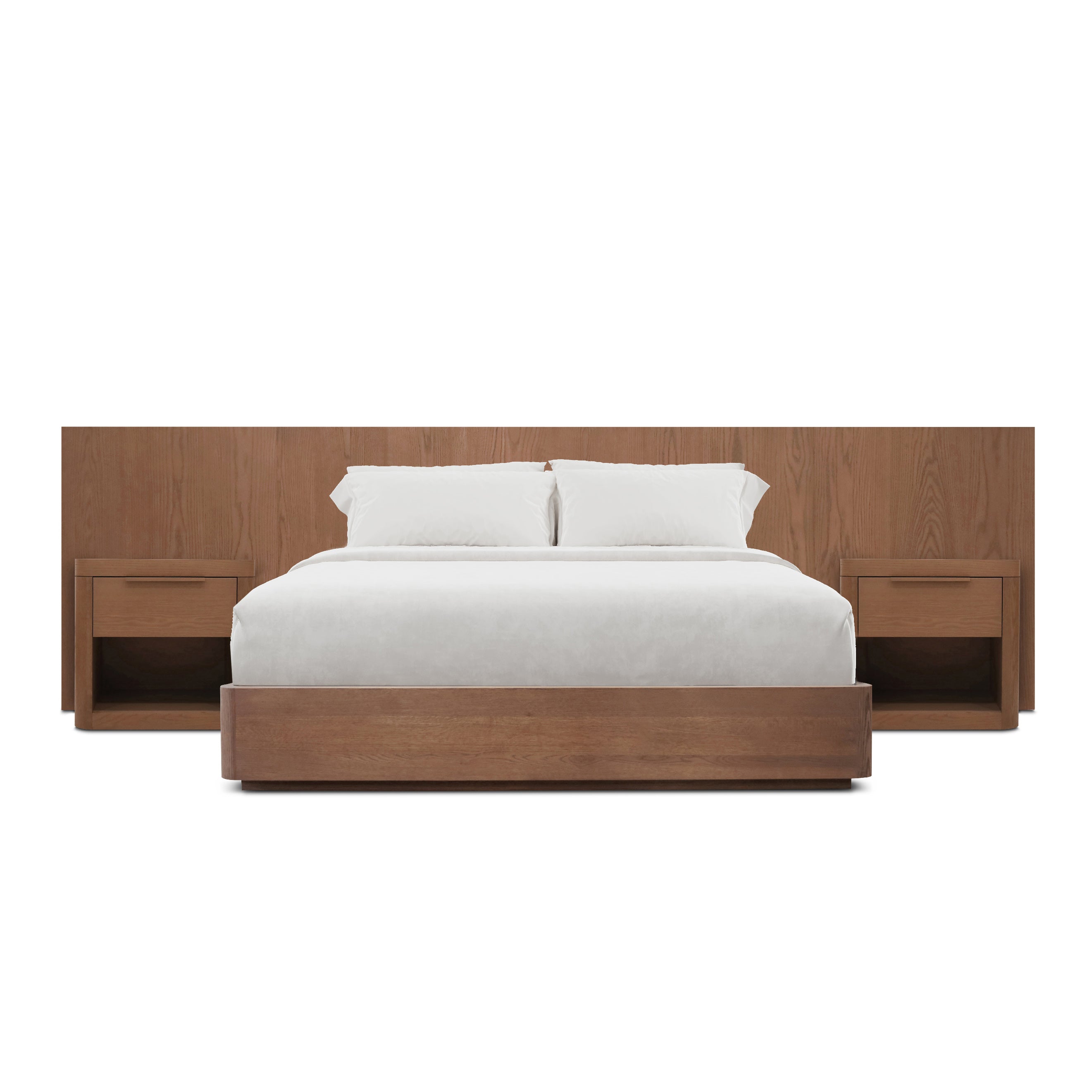 Le LIT AVEC TABLES DE NUIT Origine | SADDLE de Humble Nature comprend une haute tête de lit en chêne rouge massif, une literie blanche et des tables de nuit assorties, le tout créant une esthétique raffinée sur un fond blanc.