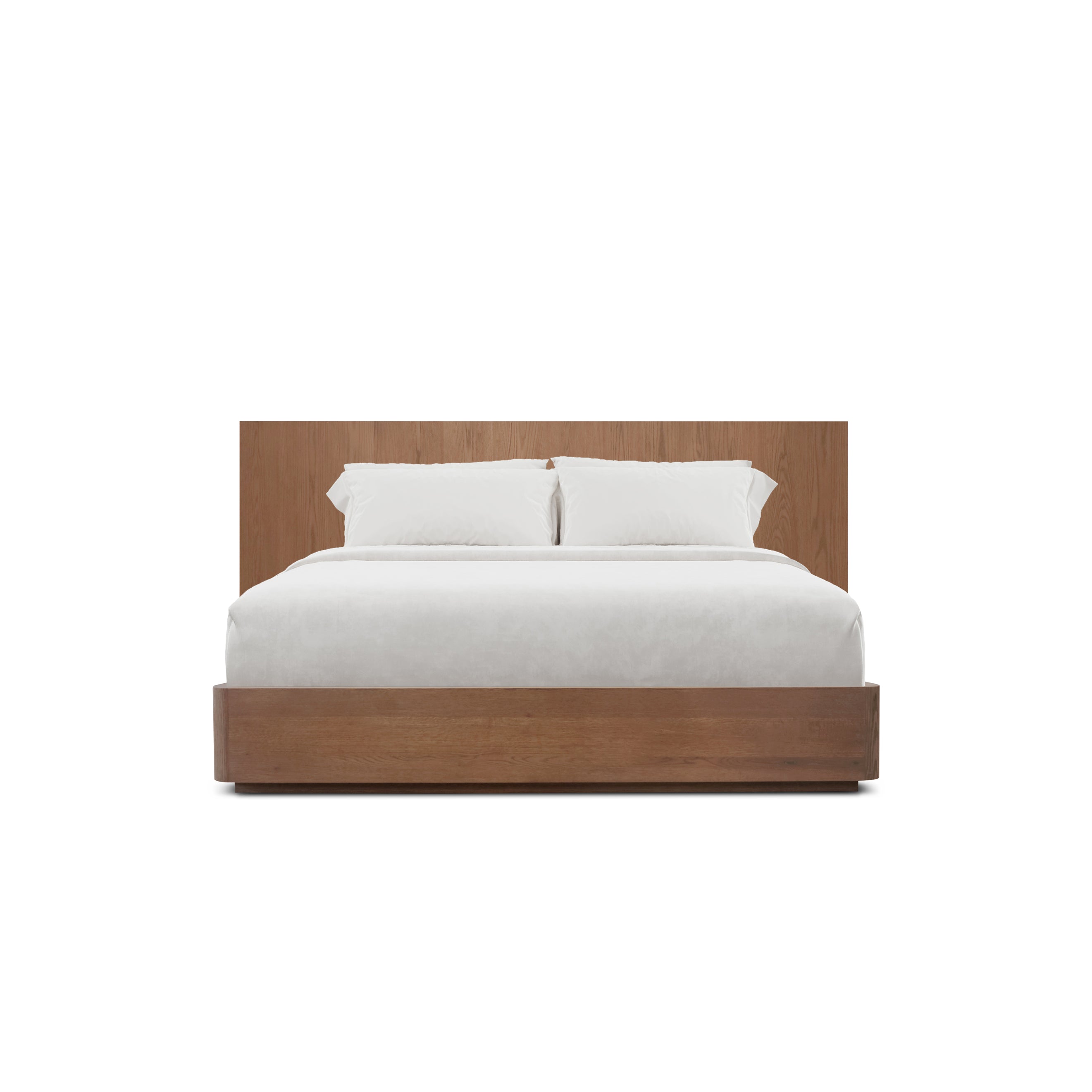 Le LIT ORIGIN | SADDLE de Humble Nature, un cadre de lit moderne en chêne rouge massif avec une tête de lit rectangulaire, une literie blanche et deux oreillers blancs dégage une esthétique raffinée, présentée de face sur un fond blanc uni.