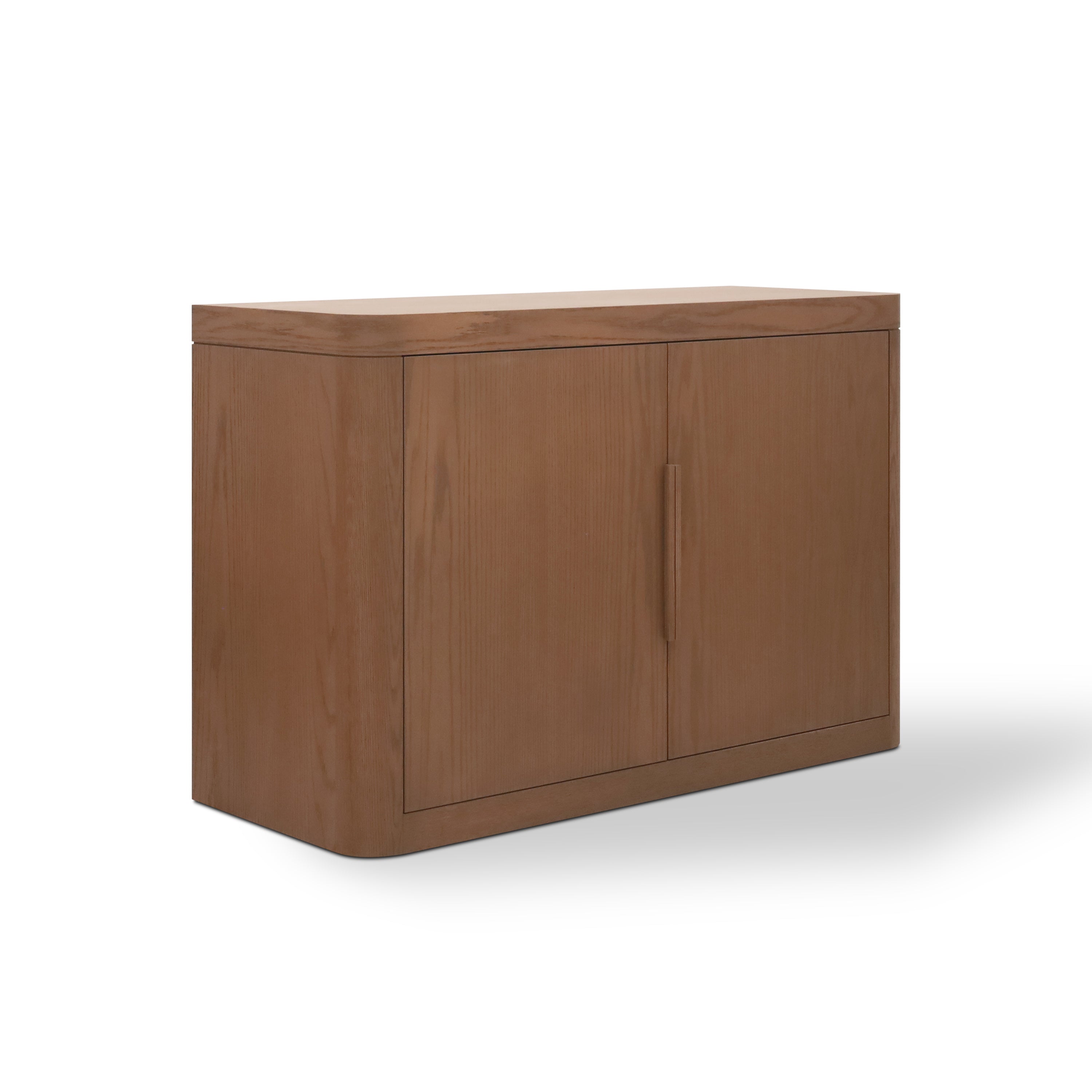 La console Humble Nature « Cabinet Origin | SADDLE » est une pièce en bois à la finition lisse, à deux portes fermées et aux bords arrondis. Son design simple et moderne capture lessence du chêne rouge, ajoutant une touche authentique à nimporte quel espace sur son fond blanc uni.