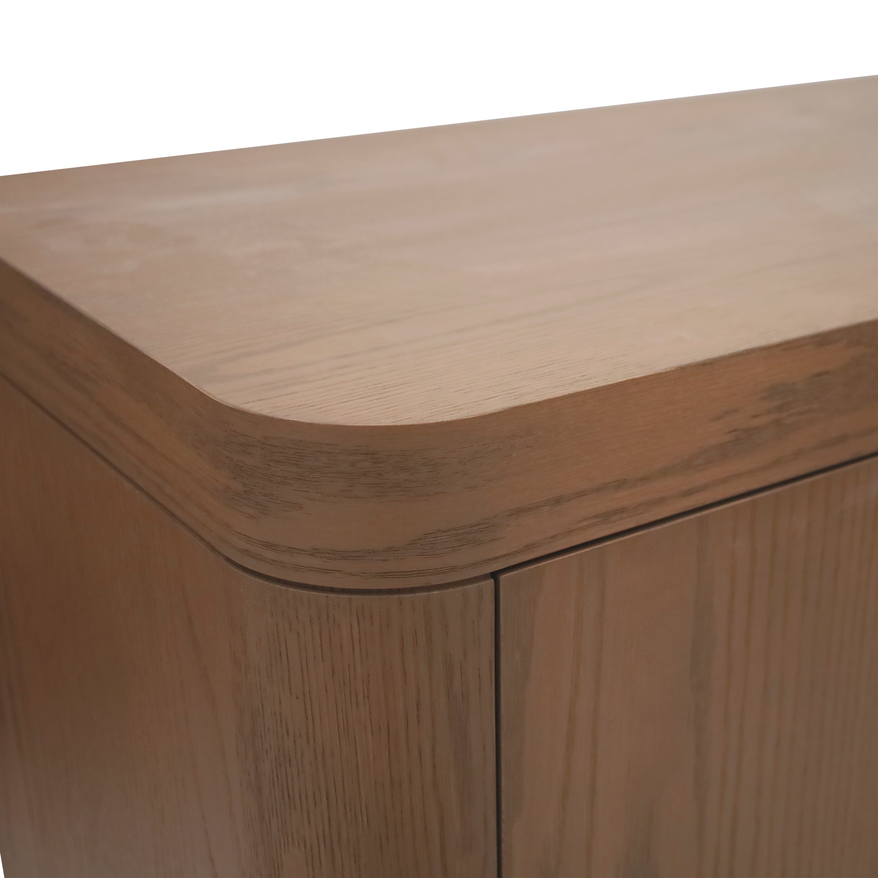 Gros plan de la console dangle Humble Nature Cabinet Origin | SADDLE, mettant en valeur son bord lisse et incurvé. Le chêne rouge présente une finition naturelle et légère avec des motifs de grain visibles. Un joint sans couture sur la surface supérieure et le panneau latéral met en valeur le savoir-faire authentique du design.