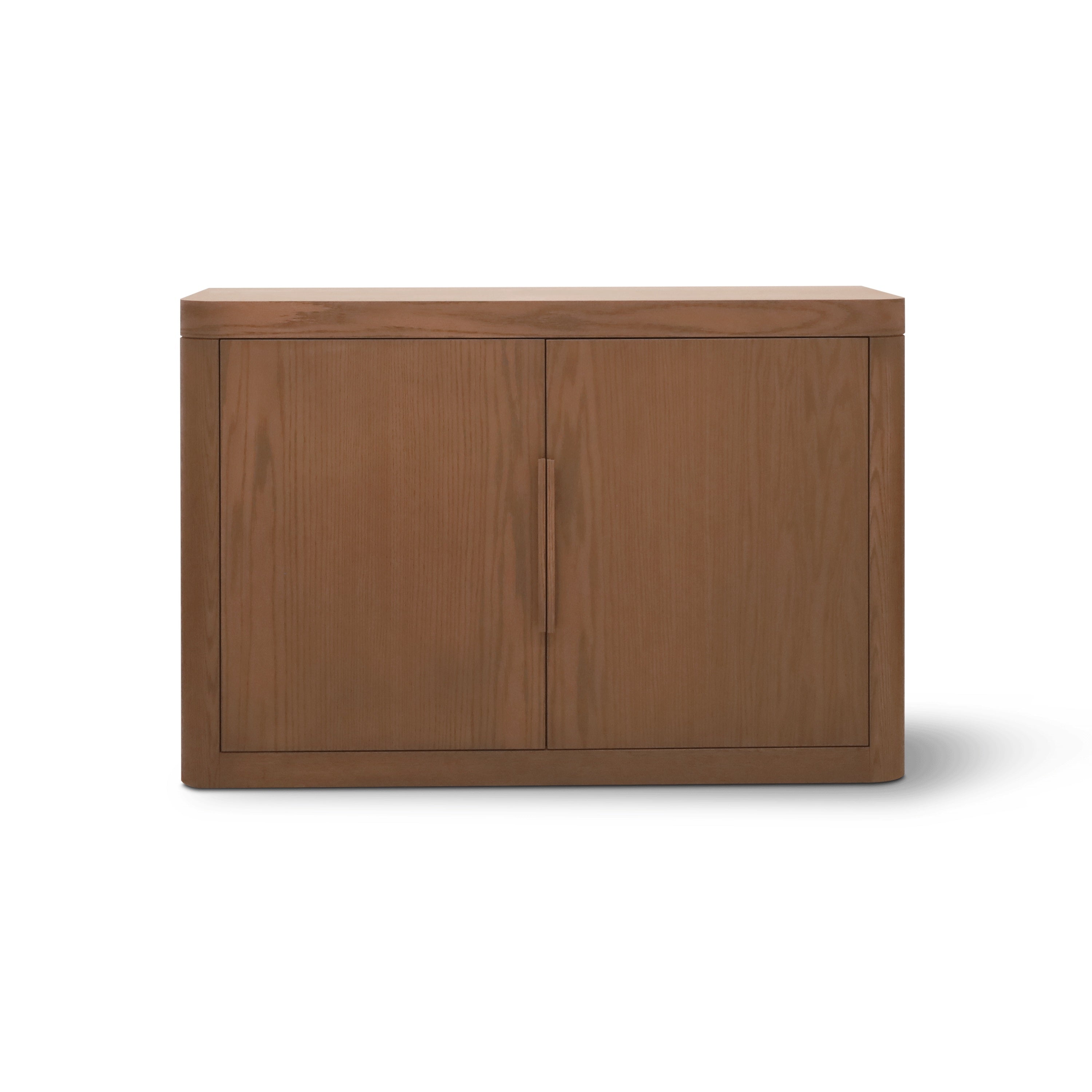 Le Cabinet Console Origin | SADDLE de Humble Nature est un cabinet en bois au design rectangulaire simple doté de deux portes fermées. Fabriqué en chêne rouge, il bénéficie dune finition lisse qui met en valeur son aspect authentique, se détachant élégamment sur un fond blanc.