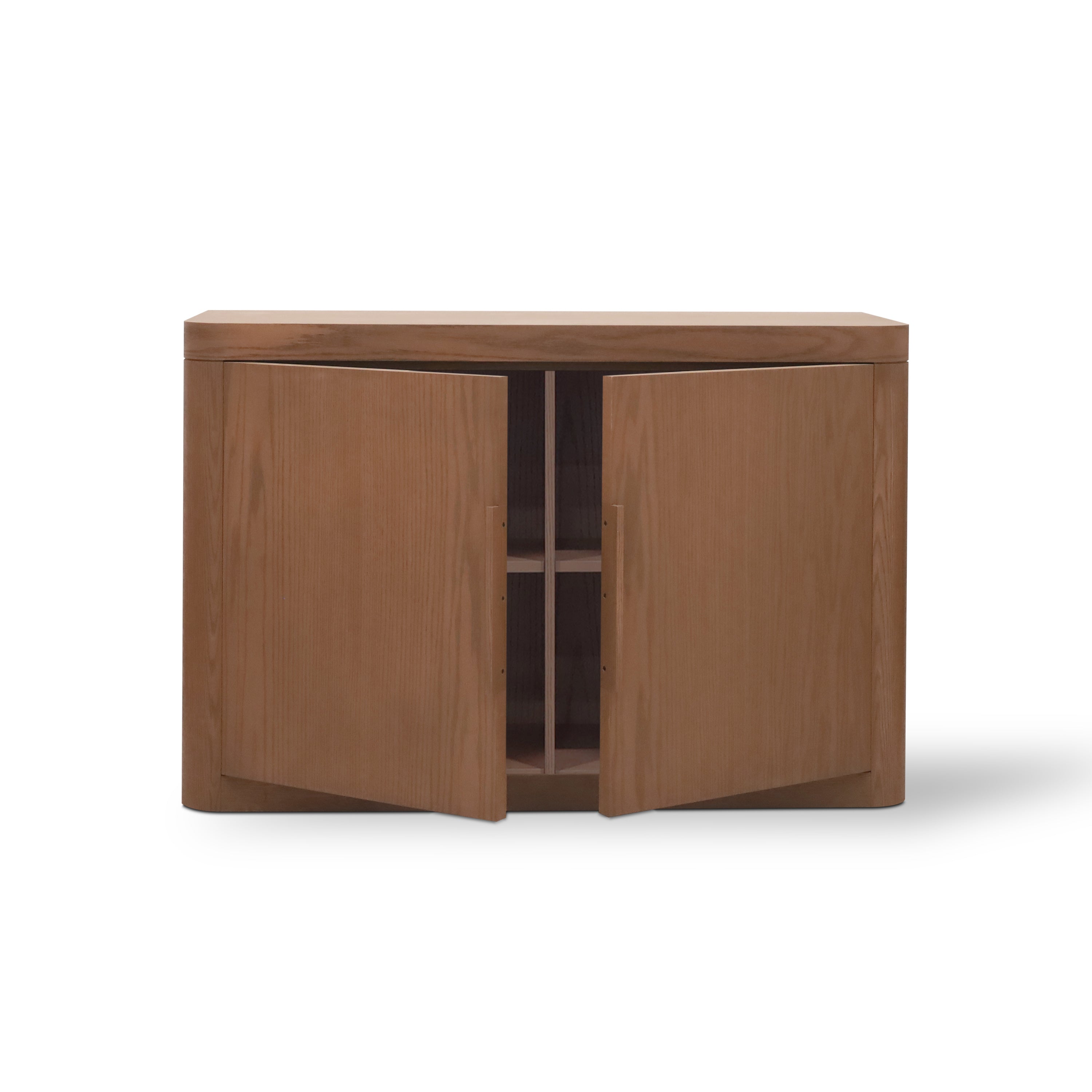 La console Cabinet Origin | SADDLE de Humble Nature présente une finition en bois lisse avec deux portes légèrement ouvertes, révélant des étagères internes. Son design authentique et moderne met en valeur les bords arrondis, rappelant lélégant chêne rouge.