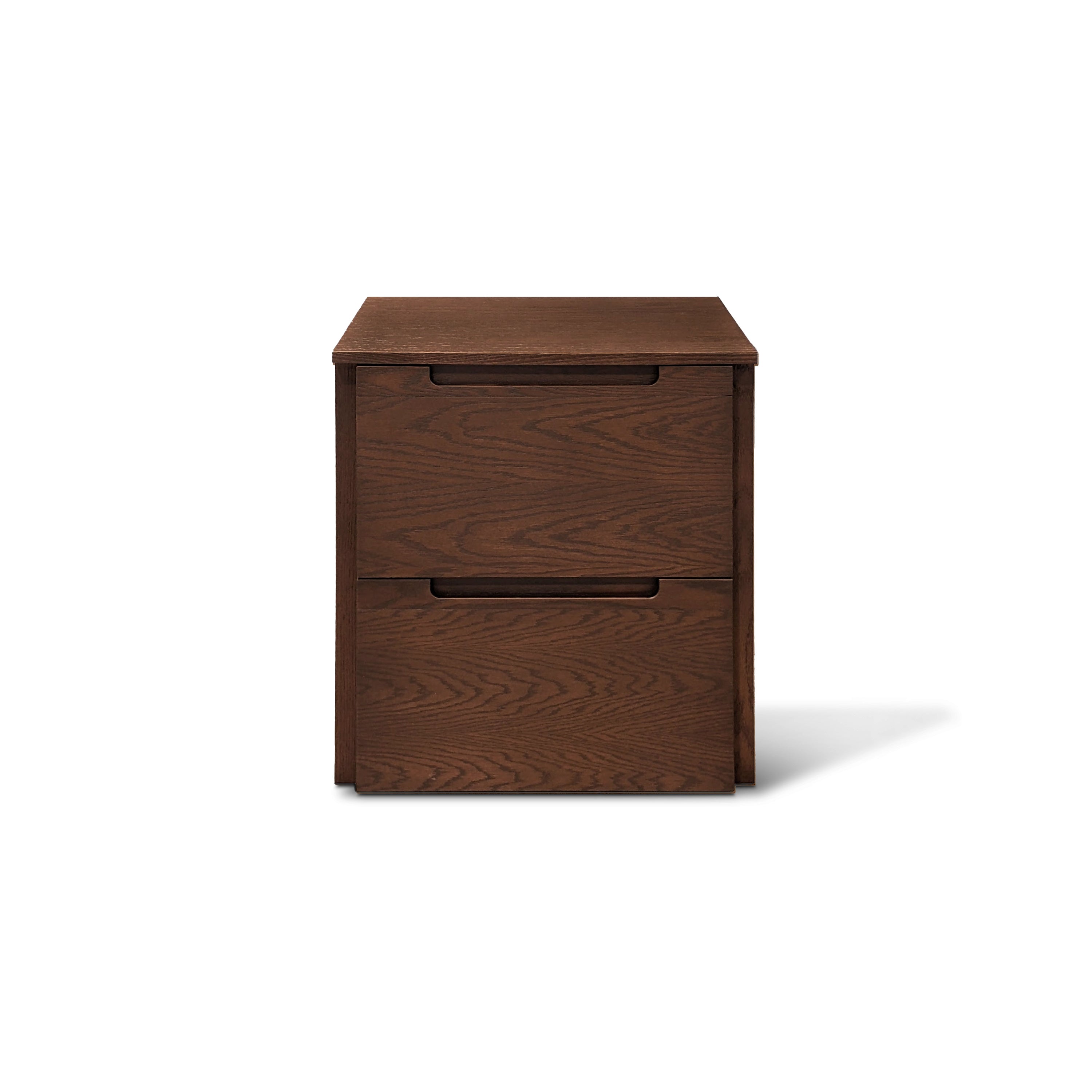 Sur fond blanc, le Cabinet tiroirs Origin | PECAN de Humble Nature est un classeur à deux tiroirs en bois brun à la finition lisse, rappelant le chêne rouge. Il est doté de poignées horizontales et offre un design compact et moderne.