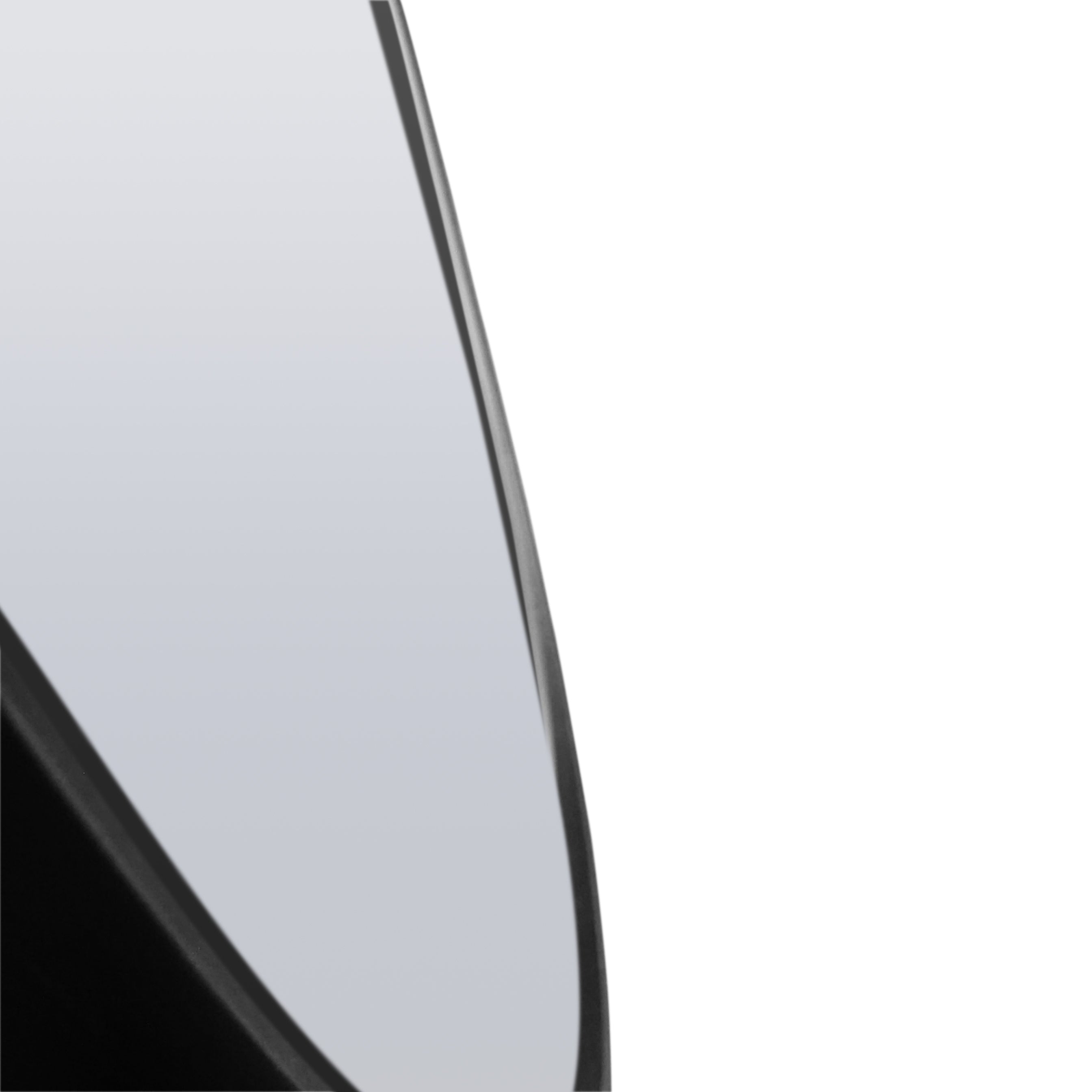 Gros plan du Miroir 36 rond en chêne rouge Essence de Humble Nature, mettant en valeur son cadre noir épuré et sa surface réfléchissante. Le fond neutre souligne le design élégant du miroir.