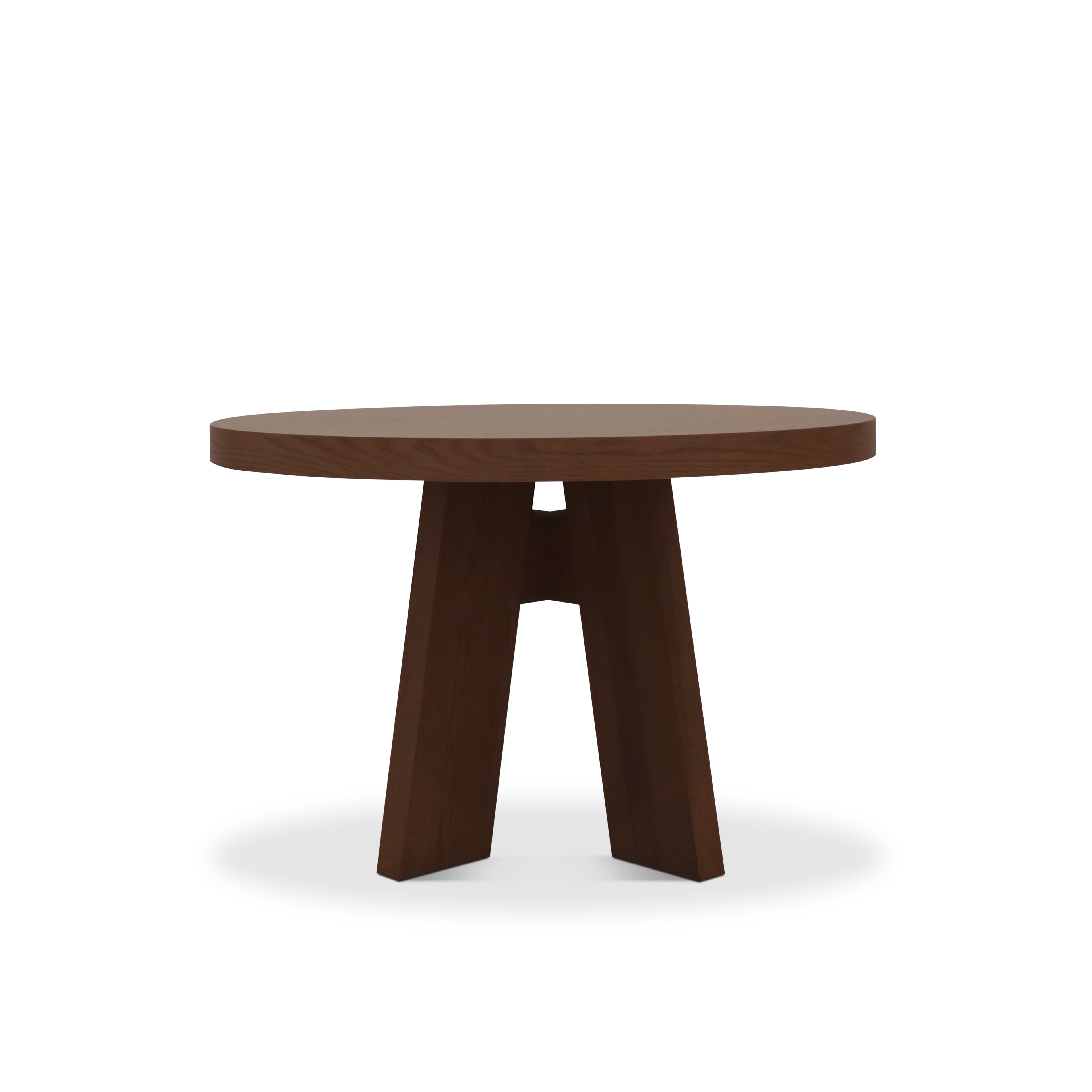 La table à dîner circulaire 48 Origin | PECAN de Humble Nature se caractérise par un plateau épais, une base unique à trois pieds et un chêne rouge nord-américain en brun foncé, idéal pour toute salle à dîner lorsqu&