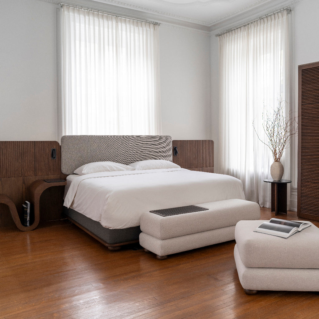 Chambre lumineuse et élégante avec un lit king paré de linge blanc immaculé, méticuleusement conçu pour une élégance intemporelle et un confort exceptionnel. L’ensemble de housse et draps en percale à 400 fils au pouce s&