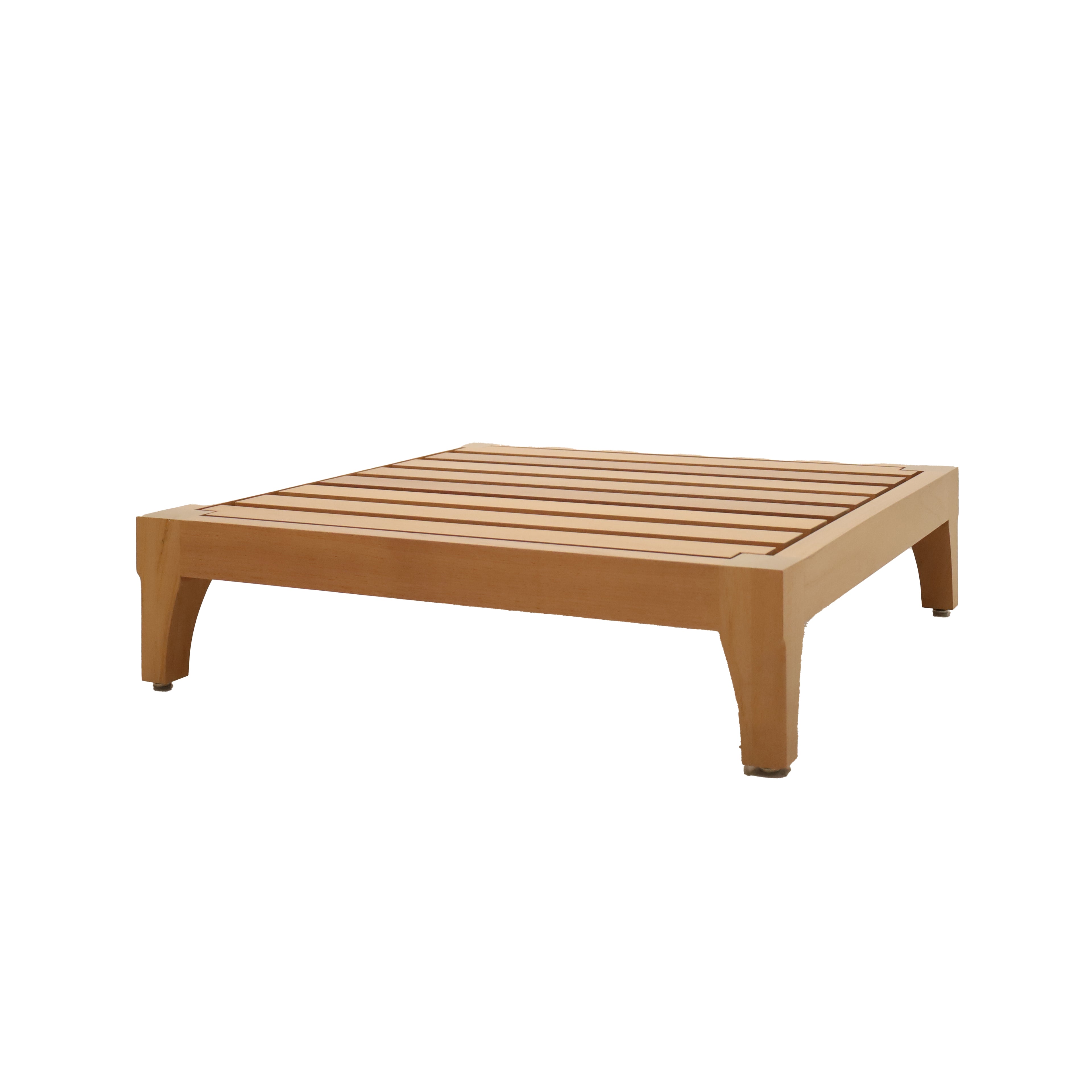 La table basse VIVERE I Naturel de Humble Nature est une table basse en bois avec un plateau à lattes carrées et quatre pieds robustes, présentée sur un fond blanc uni.