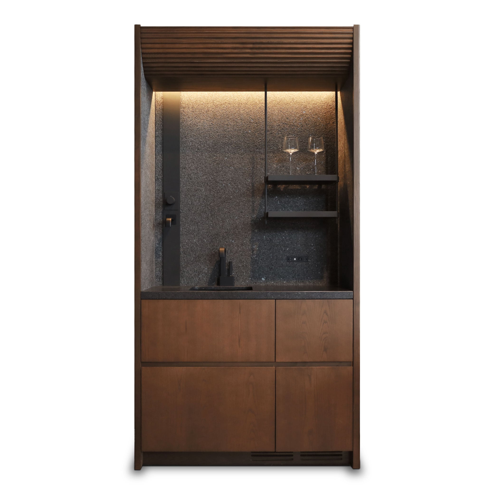 Le BAR CABINET Humble Nature comprend des armoires en bois foncé, un dosseret en pierre, un robinet noir, des étagères en verre avec des verres à vin, un éclairage intégré au plafond et un réfrigérateur intégré - une suite de mini-bar idéale sur fond blanc.