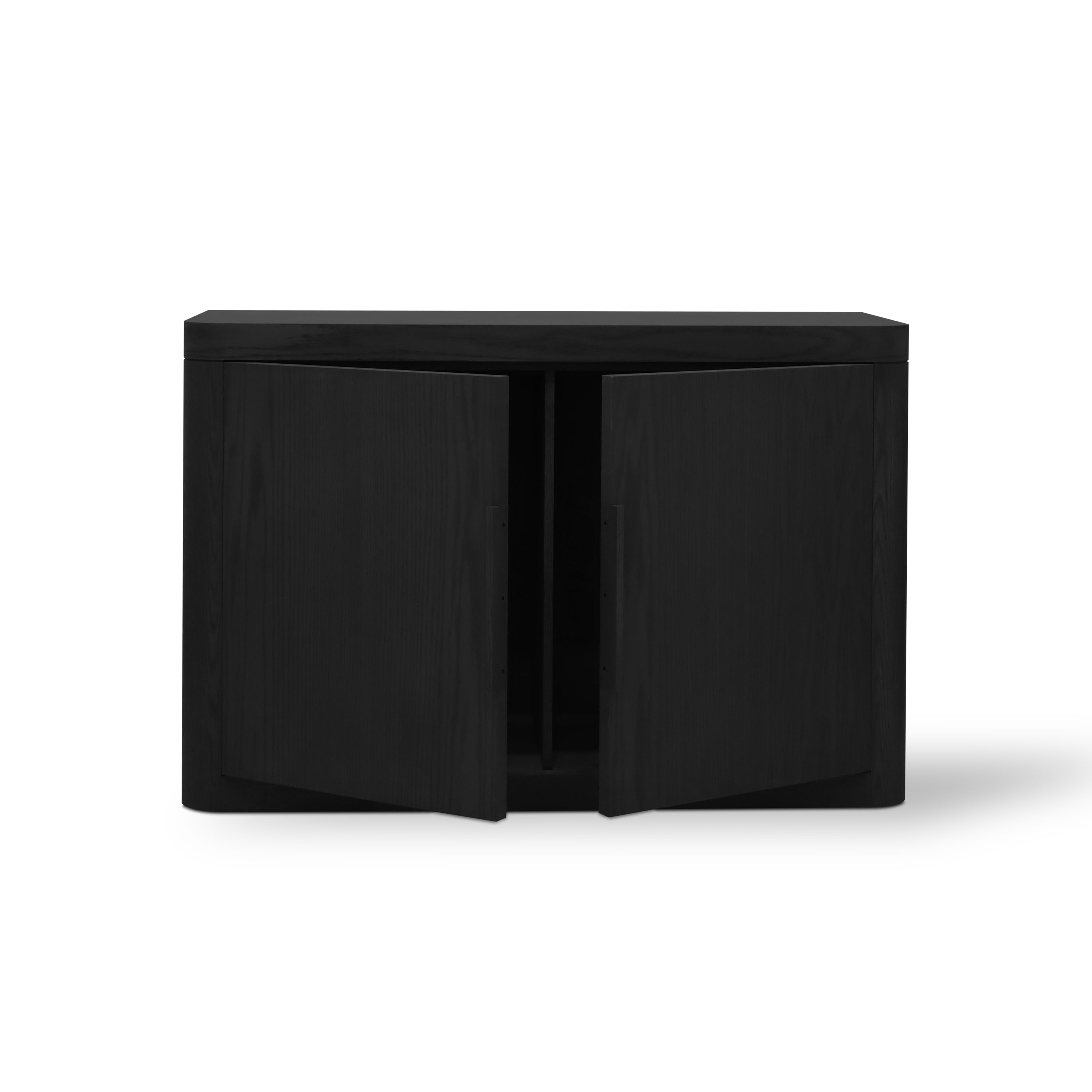 La console darmoire Humble Nature Origin | ONYX, avec sa finition noire mate élégante et ses portes ouvertes révélant des étagères vides, respire un design minimaliste et un charme authentique. Conçue avec des lignes épurées et une forme rectangulaire, elle ressemble à du chêne rouge massif sur fond blanc.