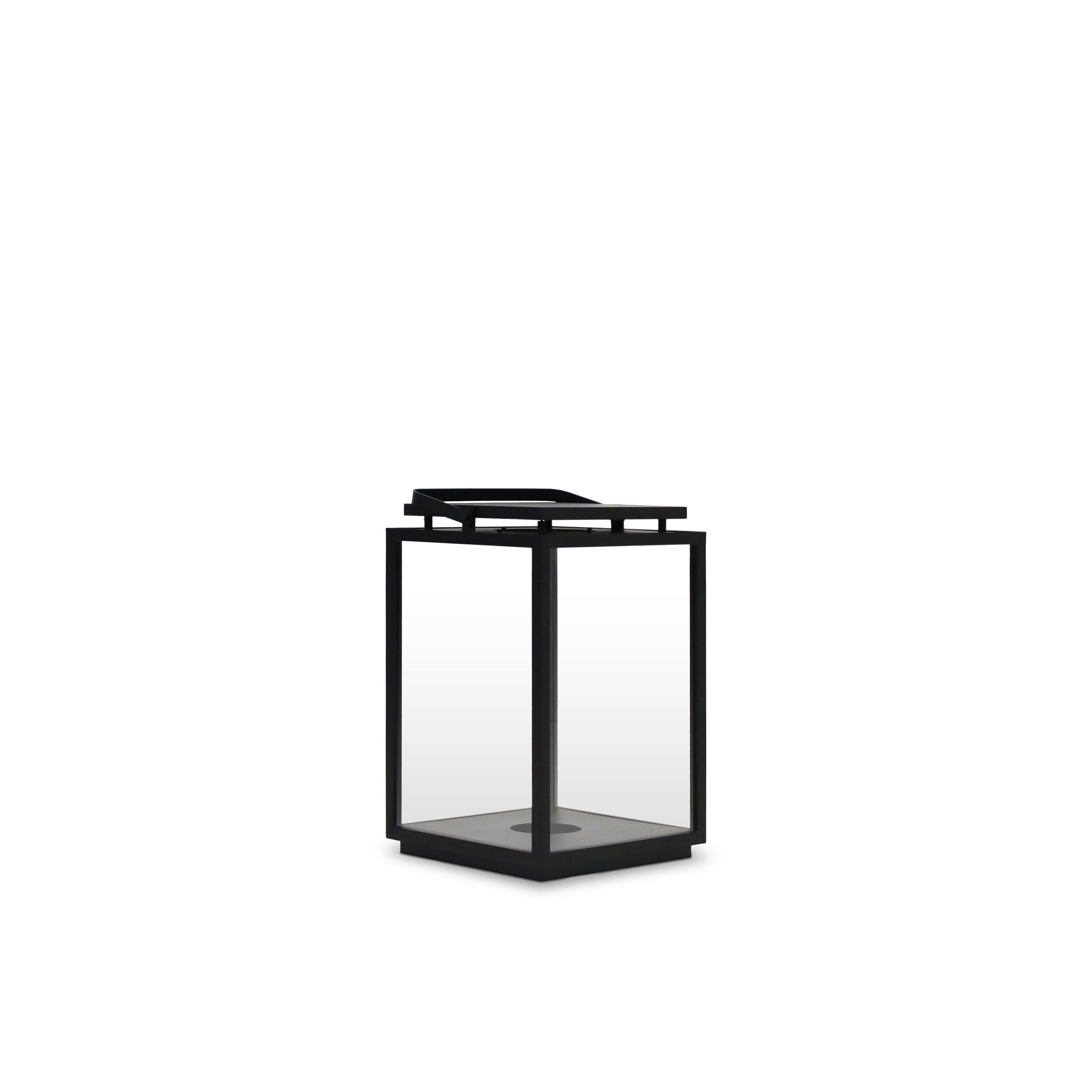 La Lanterne extérieure & intérieure │ LARGE de Humble Nature est une lanterne rectangulaire en aluminium noir avec des panneaux en verre transparent et une base carrée. Faisant partie de la collection Lanternes Humble Nature, elle présente un design minimaliste avec une poignée supérieure plate, sur fond blanc uni.