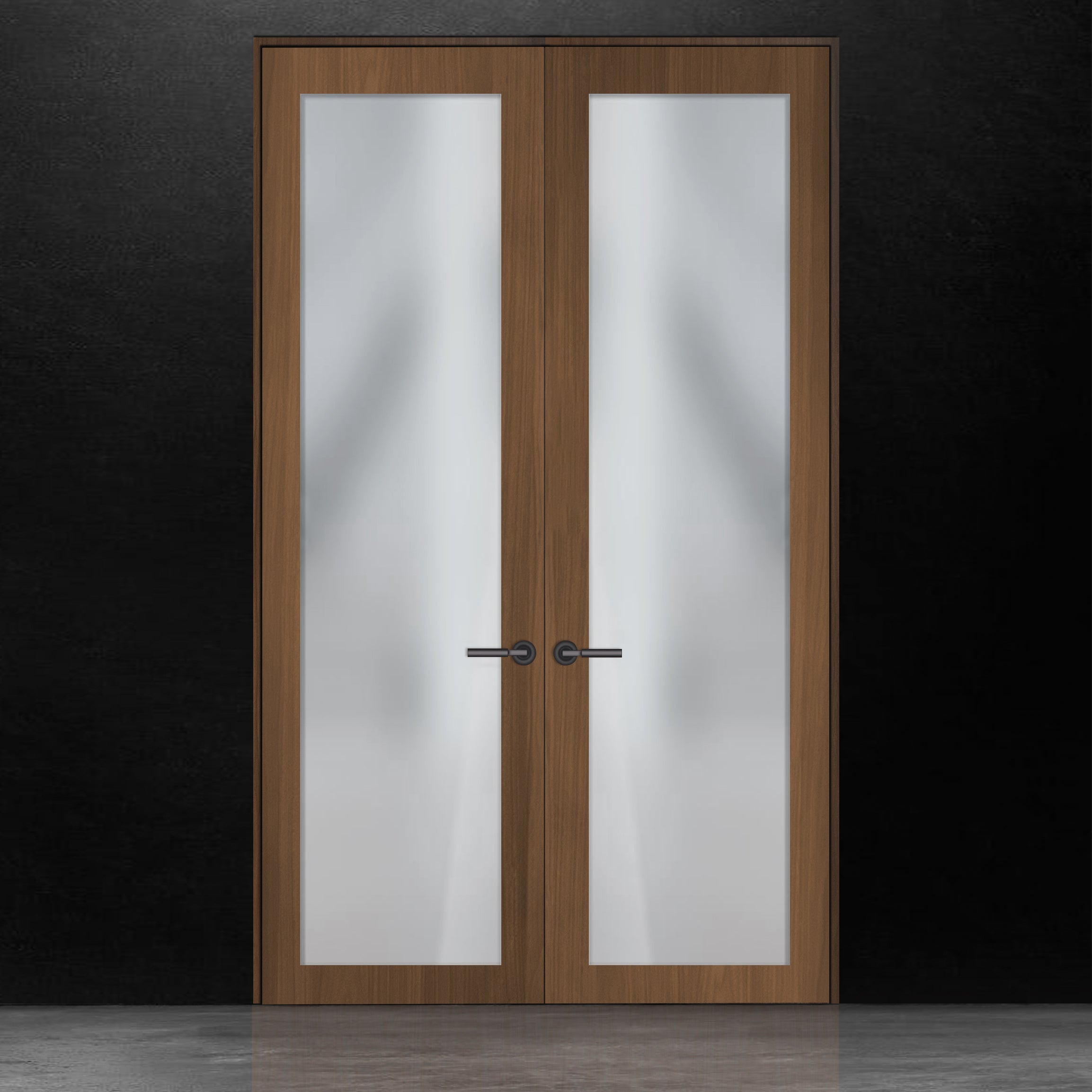 Une paire de portes fermées double SEE en noyer de Bourassa Bosquet Bachand, avec des panneaux en verre dépoli et des poignées noires, laisse entrer une douce lumière naturelle sur un mur et un sol sombres.