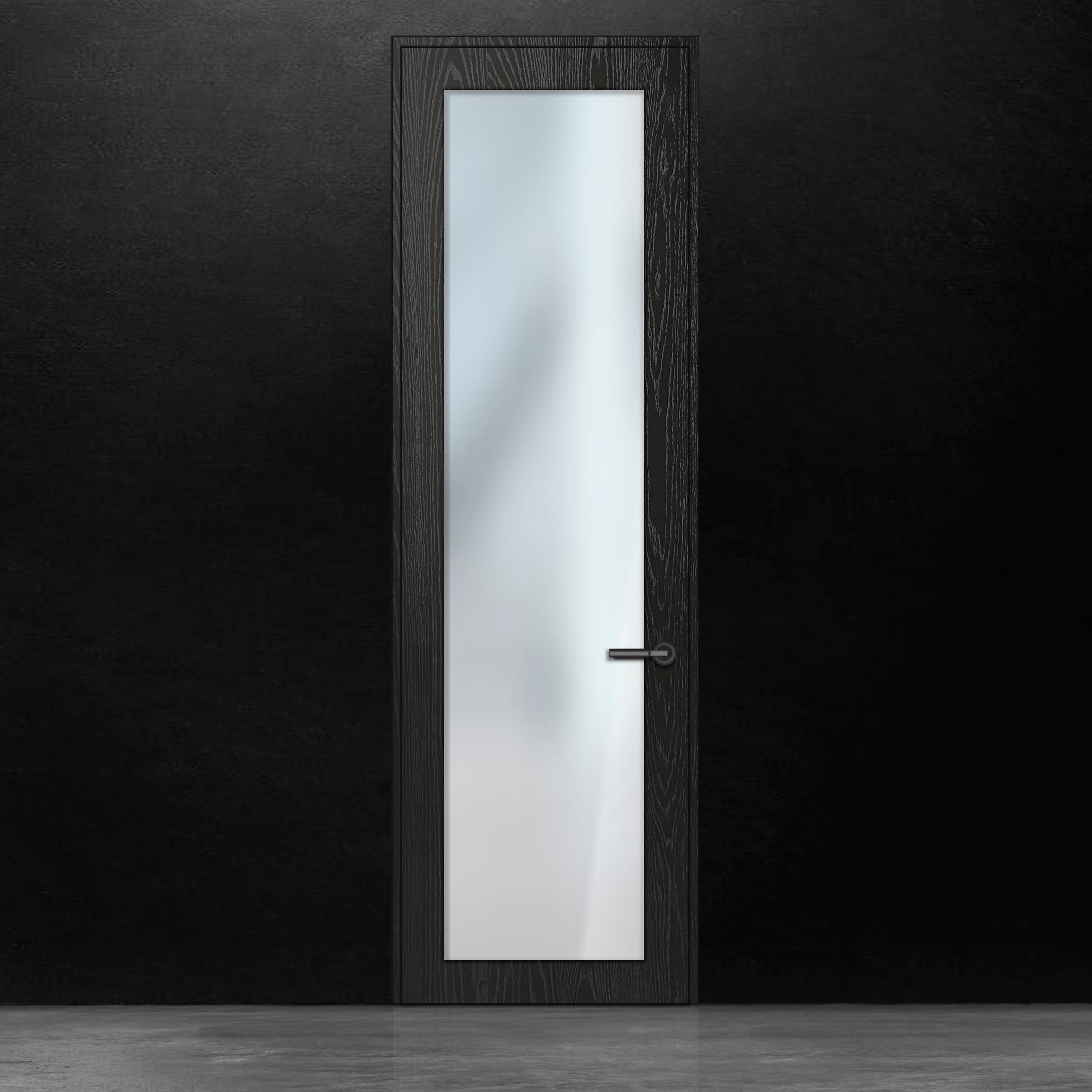 La Porte SEE en chêne rouge placage brossé sur dosse Onyx de Bourassa Bosquet Bachand présente un cadre noir haut et étroit avec un panneau en verre dépoli et une poignée noire moderne, le tout placé contre un mur sombre et un sol en béton lisse.