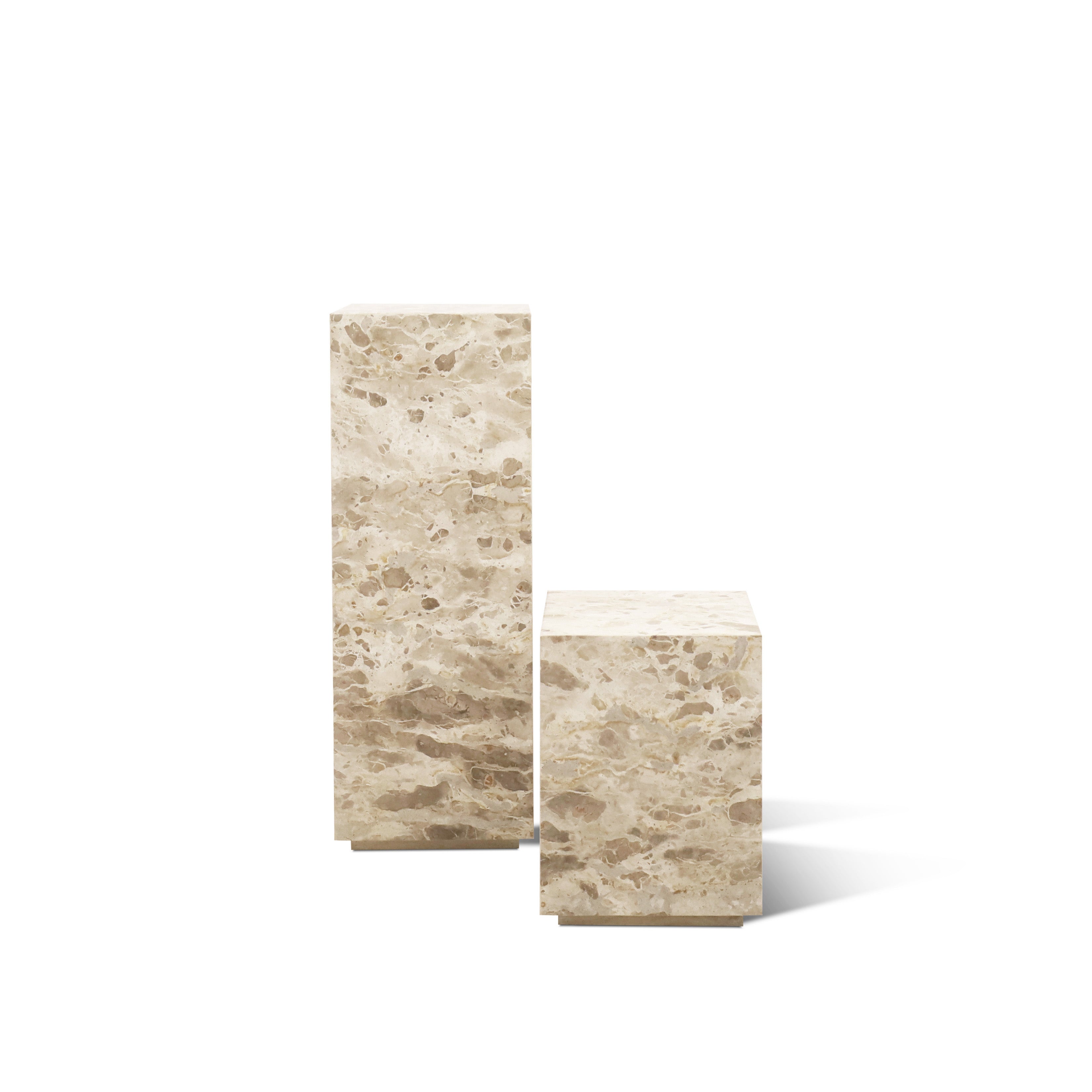 Deux piédestaux rectangulaires en pierre à la texture beige marbrée, issus de la collection « TABLE PIÉDESTALE EN PIERRE NATURELLE MOYENNE | CAPRI », signés Humble Nature, se dressent avec élégance. Le plus grand est à gauche, le plus petit à droite, projetant des ombres subtiles sur un fond blanc.