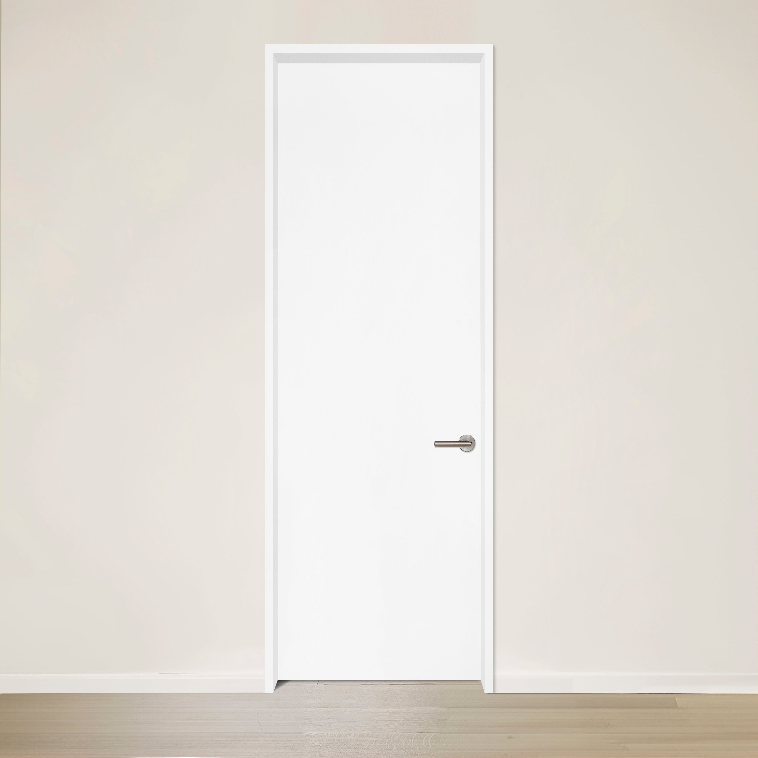 Une Porte Pure MDF supérieur teinte personnalisée par Bourassa Bosquet Bachand avec une poignée argentée est placée dans un mur clair et uni au-dessus d&