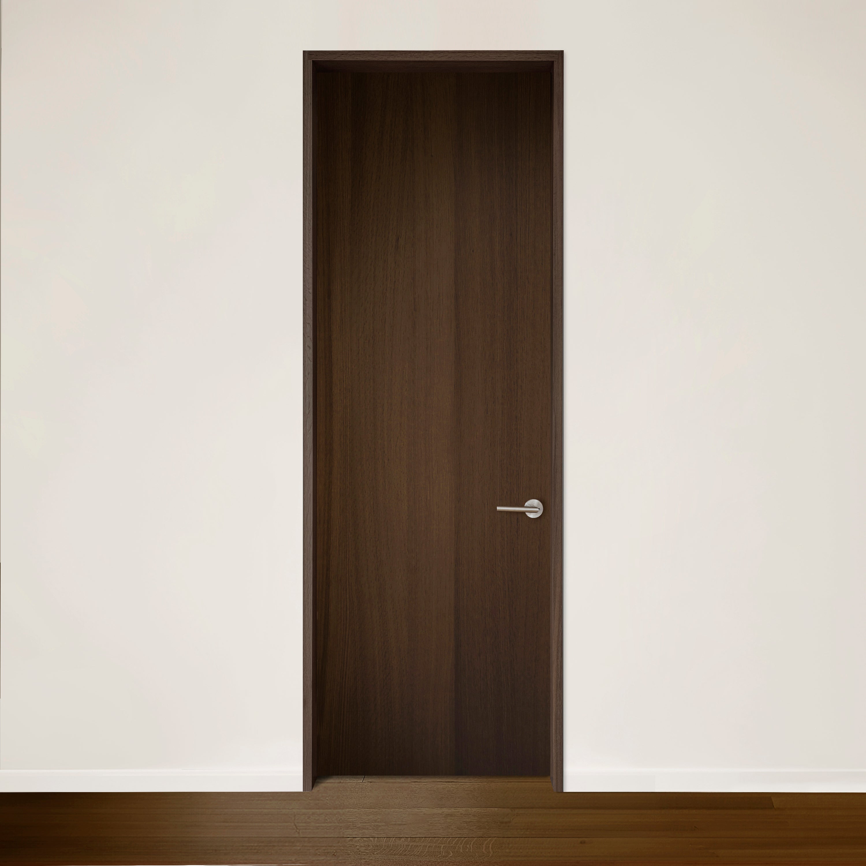 Une "Porte Pure en chêne rouge placage brossé faux quartier Pecan" fermée et moderne de Bourassa Bosquet Bachand avec une poignée argentée se dresse contre un mur blanc et un sol en bois brun, incarnant les portes élégantes.