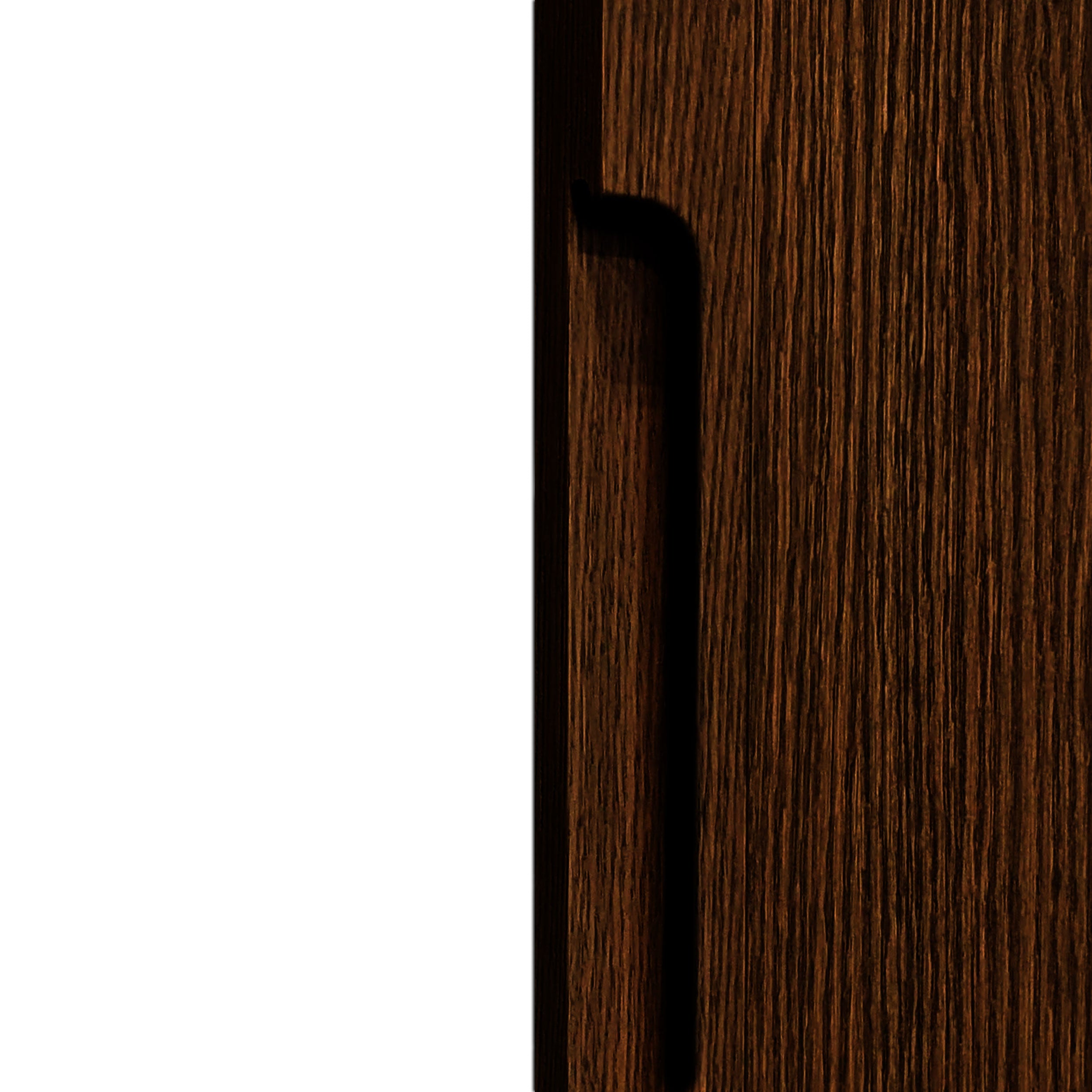 Une vue détaillée du Cabinet simple fini pecan | porte pleine de Humble Nature met en valeur sa découpe de poignée verticale. Le bois brun foncé riche avec des motifs de grain époustouflants fait que lombre de la poignée met en valeur ce placage de chêne rouge exquis.