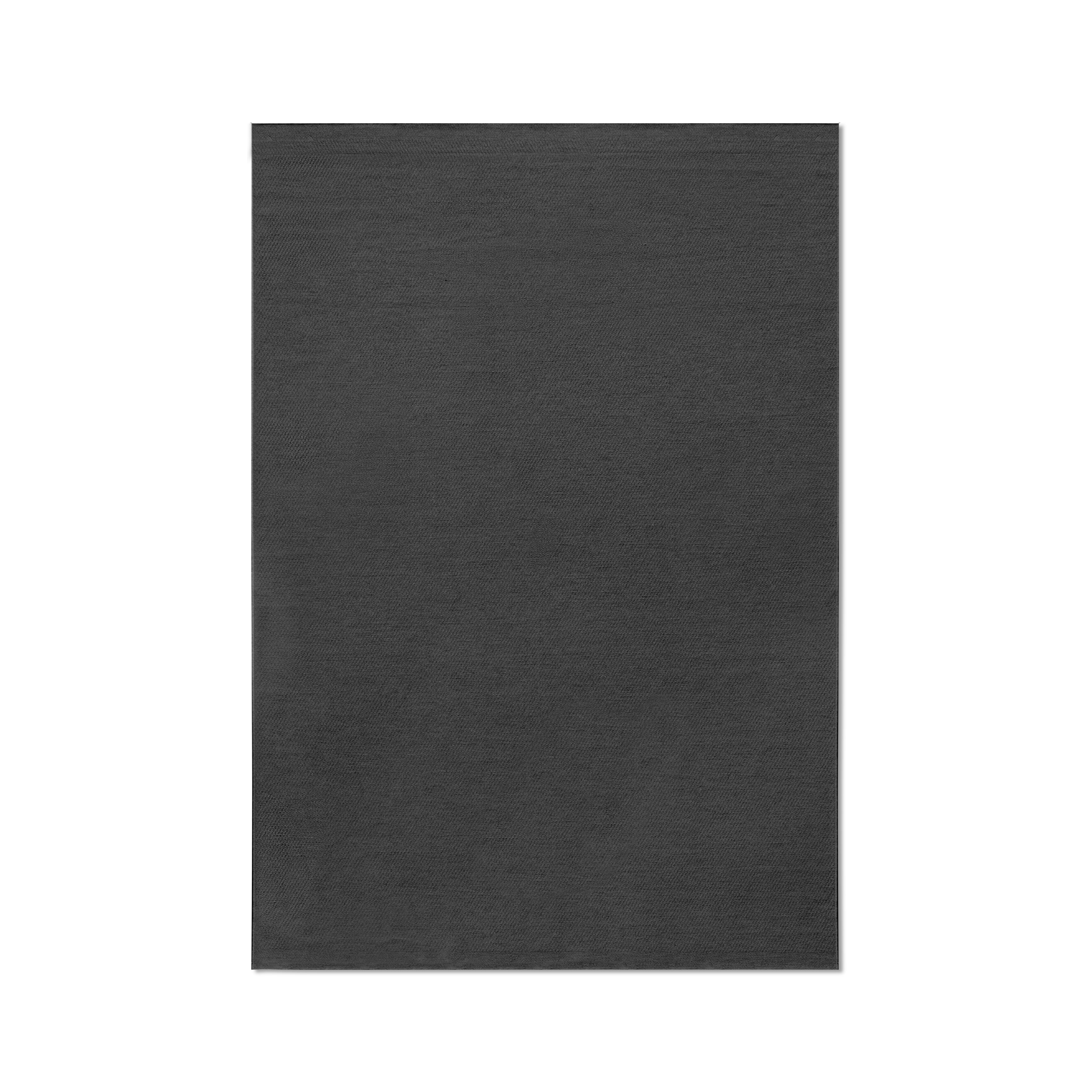Une feuille rectangulaire unie de Tapis extérieur belge Onyx de Humble Nature est présentée sur un fond blanc, incarnant lélégance épurée des designs haute performance.