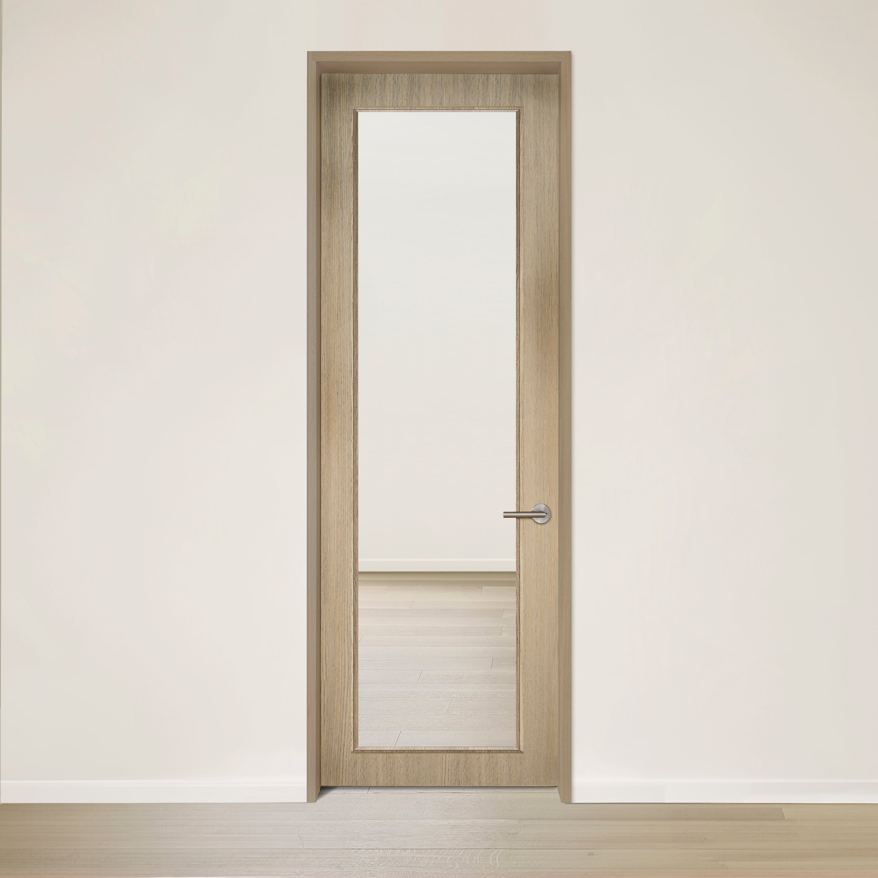 La porte SEE en chêne rouge placage brossé faux quartier Authentik de Bourassa Bosquet Bachand, avec une grande vitre centrale et poignée argentée, laisse passer un maximum de lumière et s&