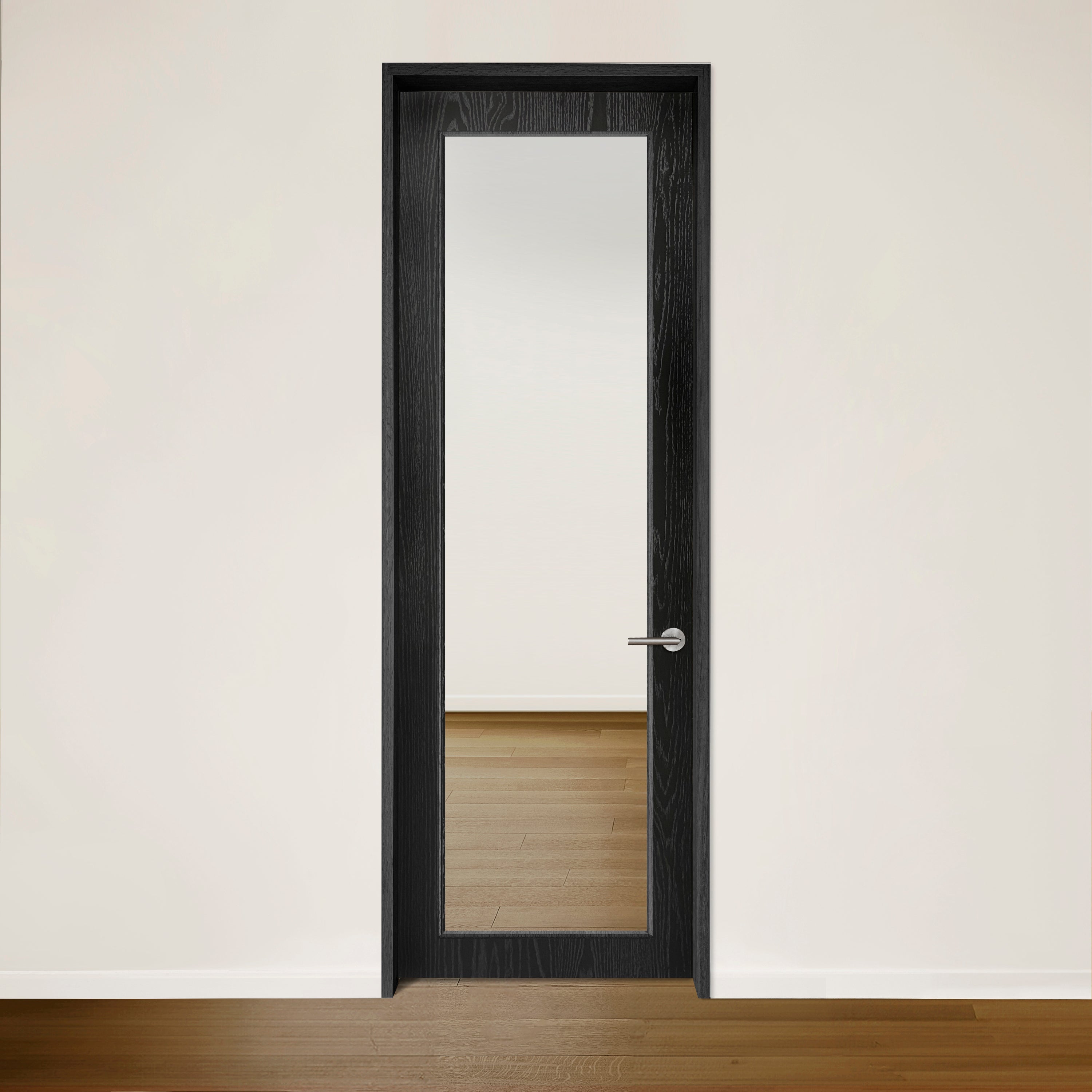 La Porte SEE en chêne rouge placage brossé sur dosse Onyx de Bourassa Bosquet Bachand, avec son grand panneau de verre, est insérée dans un mur blanc et offre une transmission maximale de lumière vers une pièce au plancher bois clair et murs blancs.