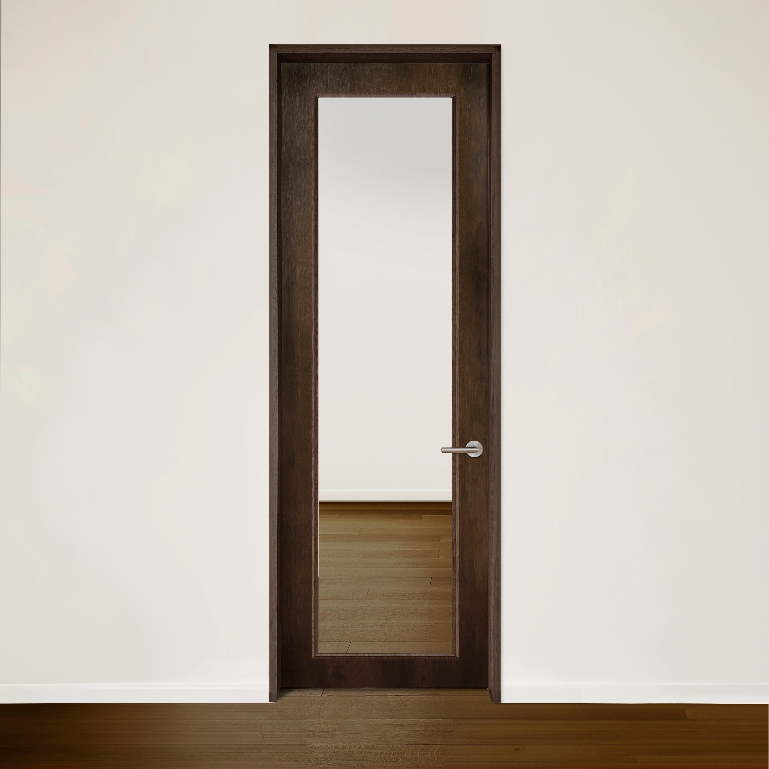 La Porte SEE en chêne rouge placage brossé sur dosse Pecan de Bourassa Bosquet Bachand, avec son grand panneau de verre, se tient fermée dans un mur blanc, maximisant la lumière et révélant le plancher de bois à l&