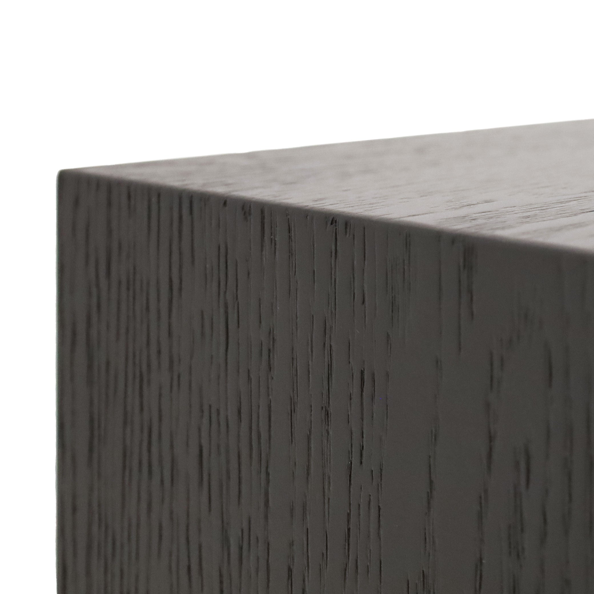 Vue rapprochée de la Table basse rectangulaire 36 Essence | Onyx de Humble Nature, mettant en valeur son coin en bois foncé avec une texture de grain visible dans un style minimaliste, inspiré des matériaux naturels.