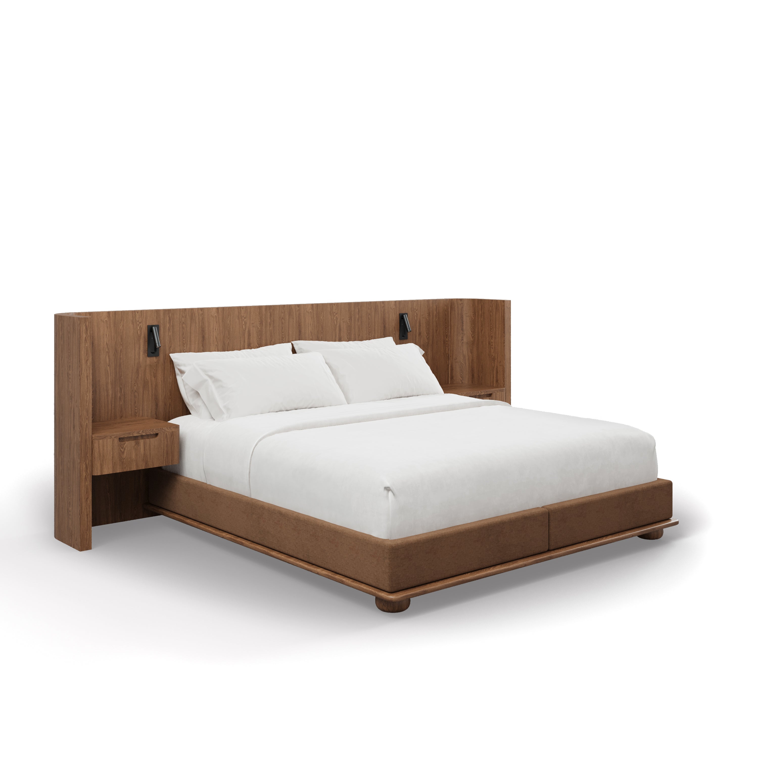 Le Lit Essence avec tables de nuit | SADDLE de Humble Nature Design présente une large tête de lit avec des tables de nuit intégrées et des lampes de lecture murales, stylisées dans une literie blanche pour une touche raffinée sur un fond blanc uni.