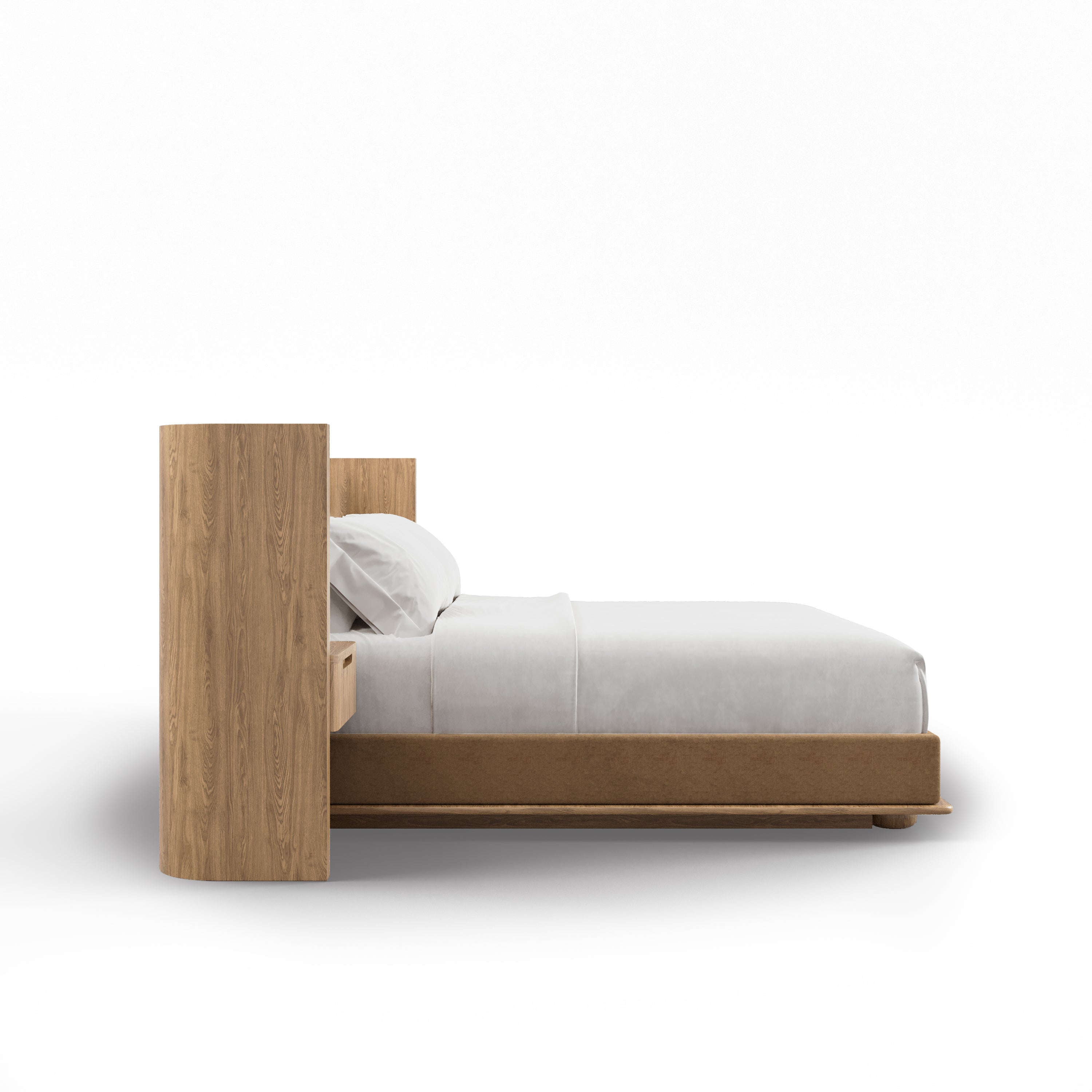 Le Lit Essence avec tables de nuit | AUTHENTIK de Humble Nature Design en chêne rouge massif présente une tête de lit haute et courbée, une esthétique épurée, du linge blanc et ses tables de nuit intégrées, photographiées sur fond blanc.